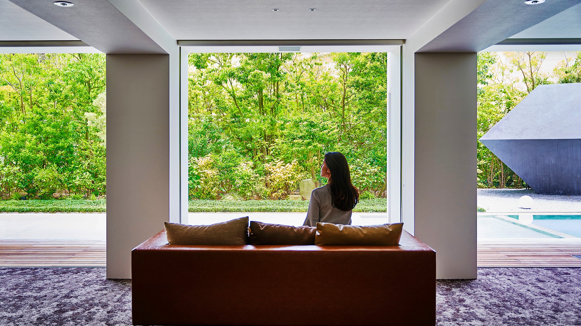 落ち着いた雰囲気と素晴らしい景色が広がるラウンジで、リラックスしながら都会の喧騒を忘れてください。