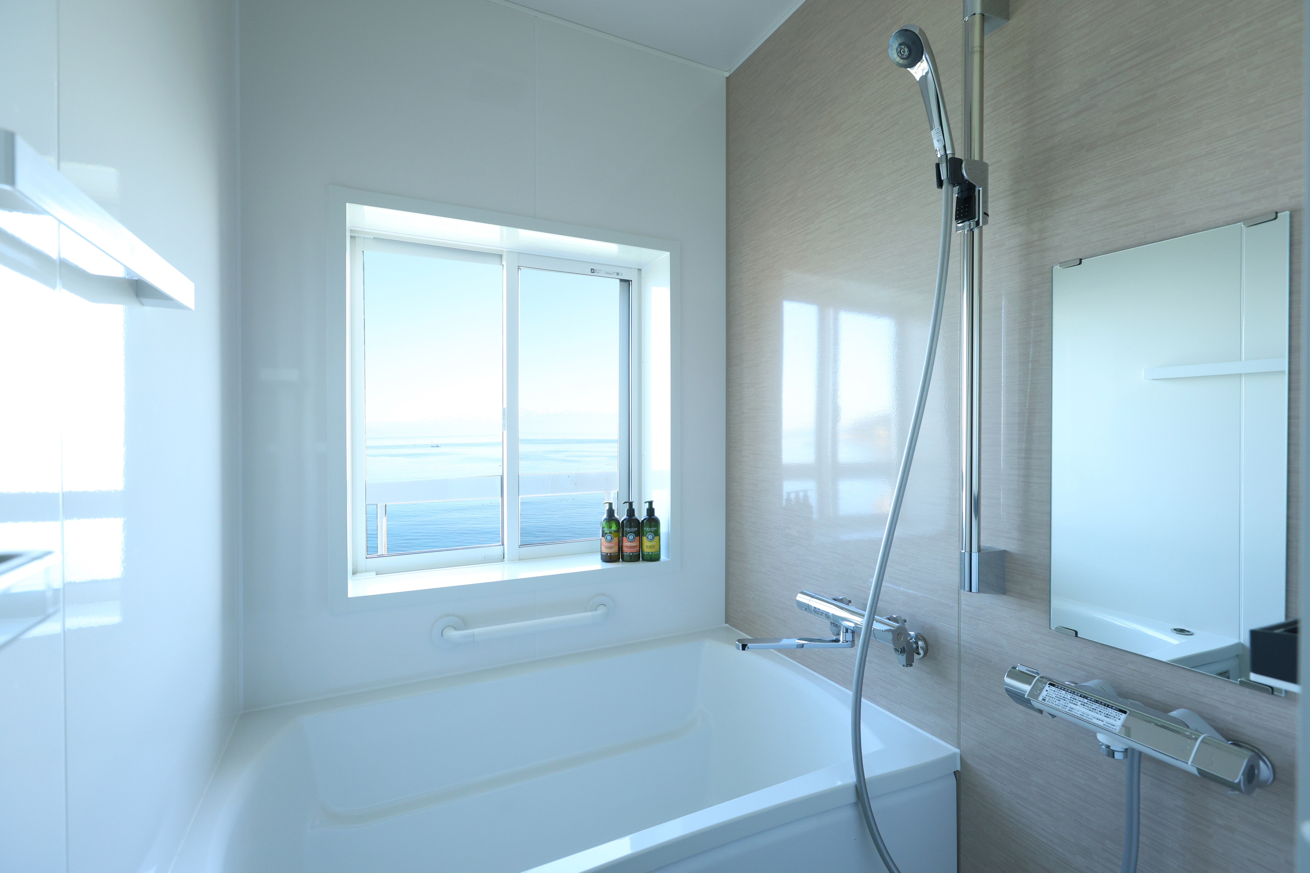 【新開幕】日式現代風格C房，從房間和浴室均可欣賞富山灣和立山山脈美景。