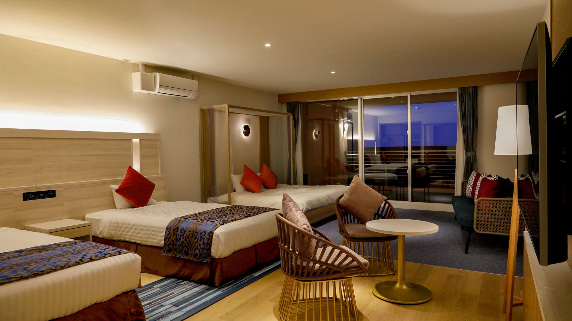 [Main Building/Executive Room B Type] Capacity: 4 people. This is a top floor ocean view room with a terrace.