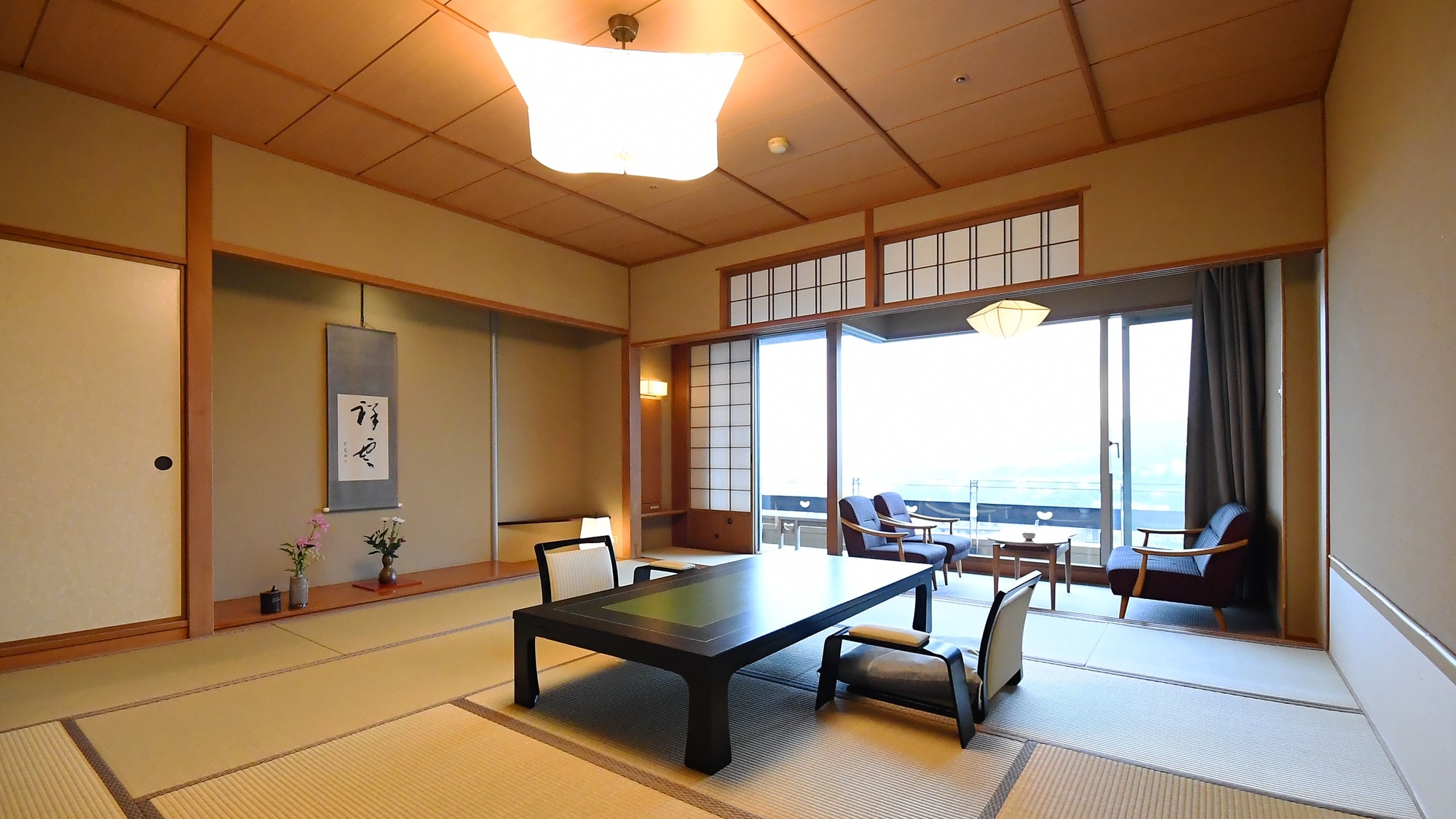 Ada 42 kamar tamu, sebagian besar kamar bergaya Jepang dengan 12,5 tikar tatami. Kami memiliki 9 kamar tamu dengan pemandian air panas terbuka.