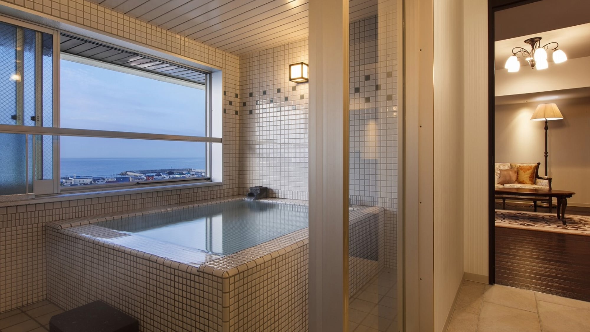 [Example of a Suite Twin Room] You can spend a luxurious time without being disturbed by anyone in the panoramic bath with natural hot spring water.
