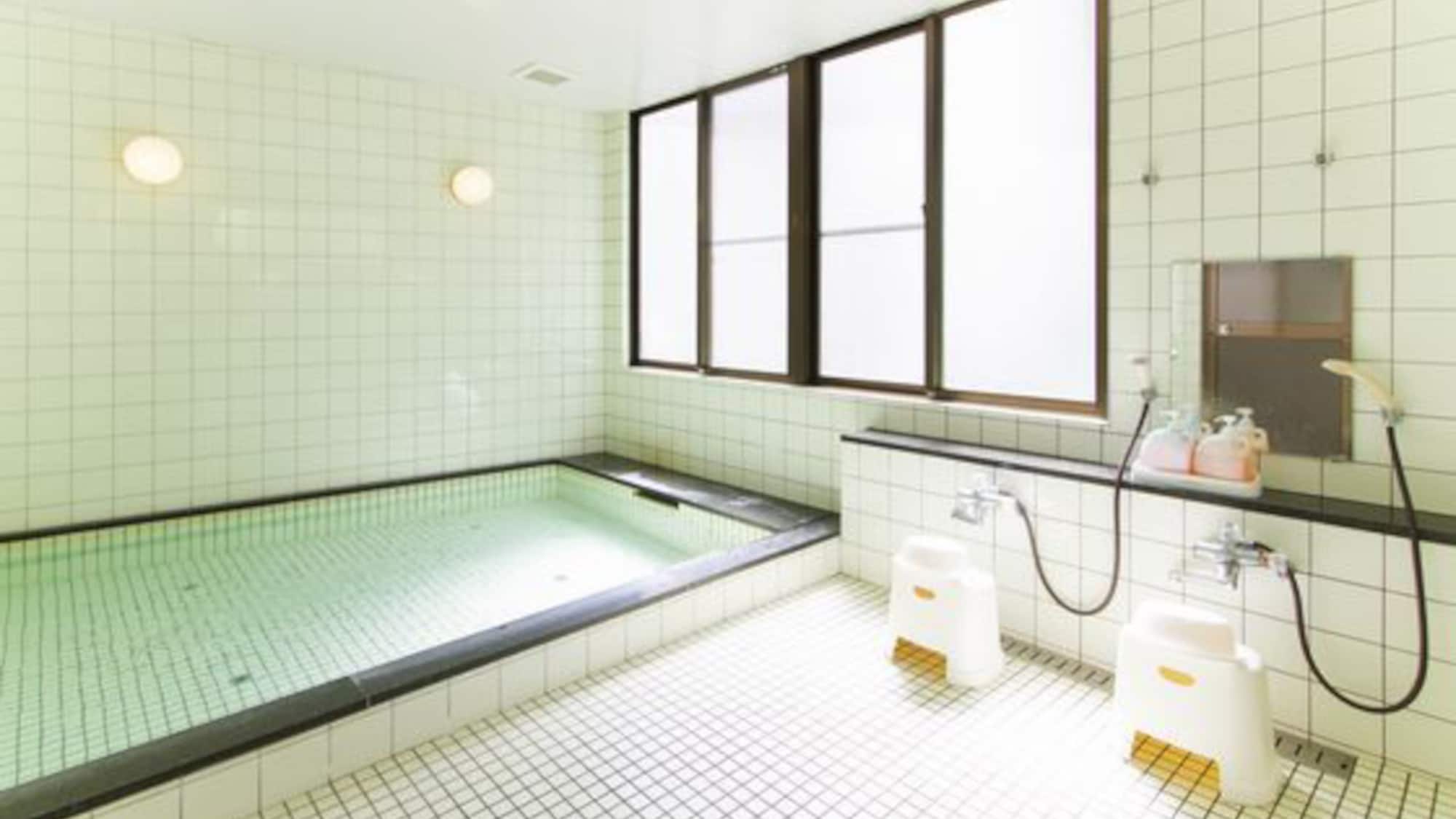 ・ Large communal bath / spacious and comfortable bath