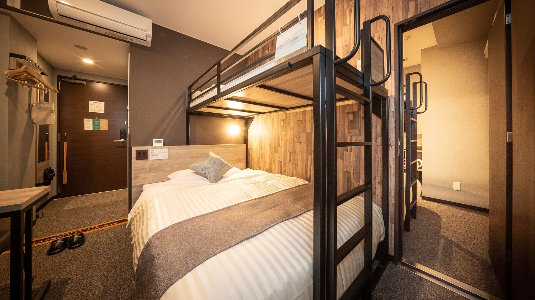 [Connecting Room] A room with two rooms connected together! Very popular for families and group trips.