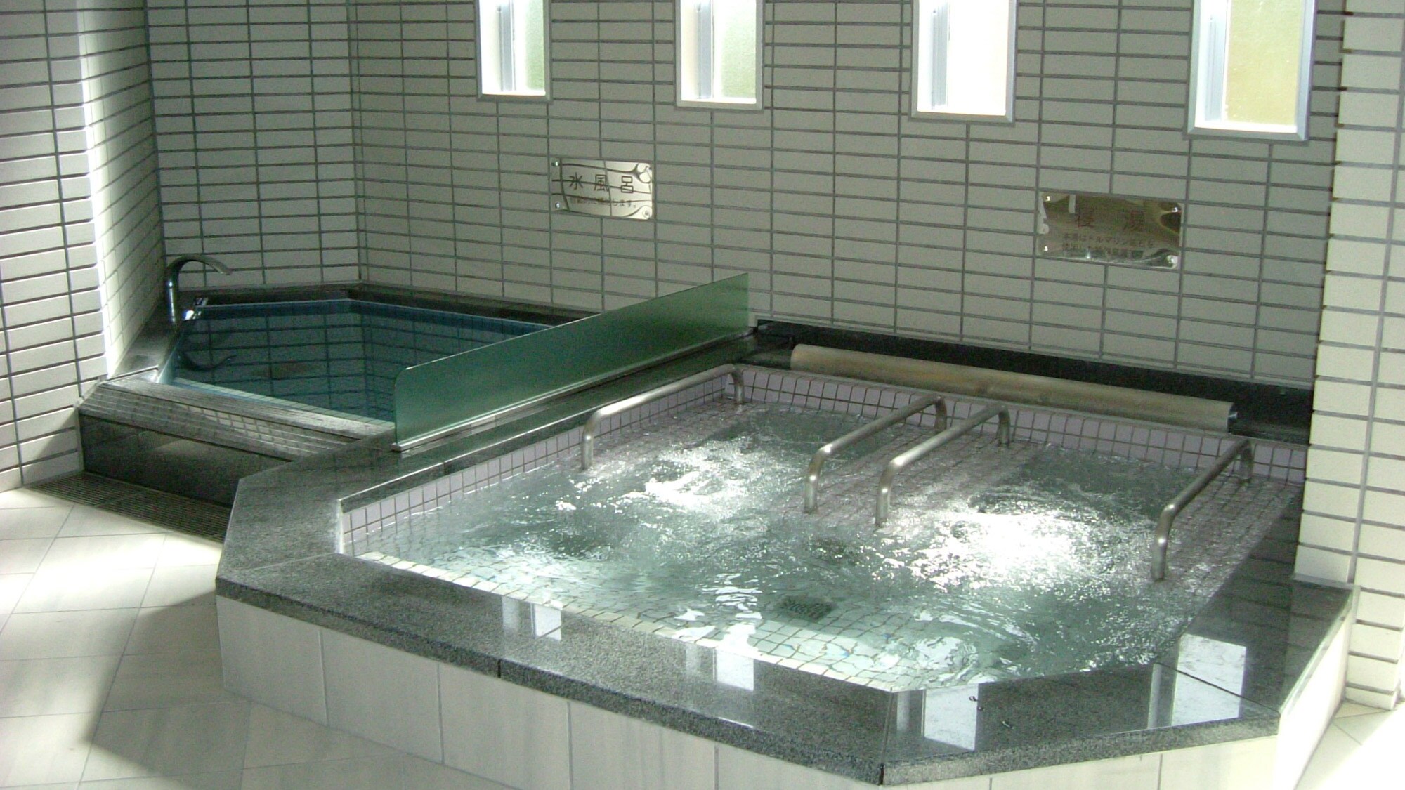 *溫泉館、電氣石礦物噴射浴