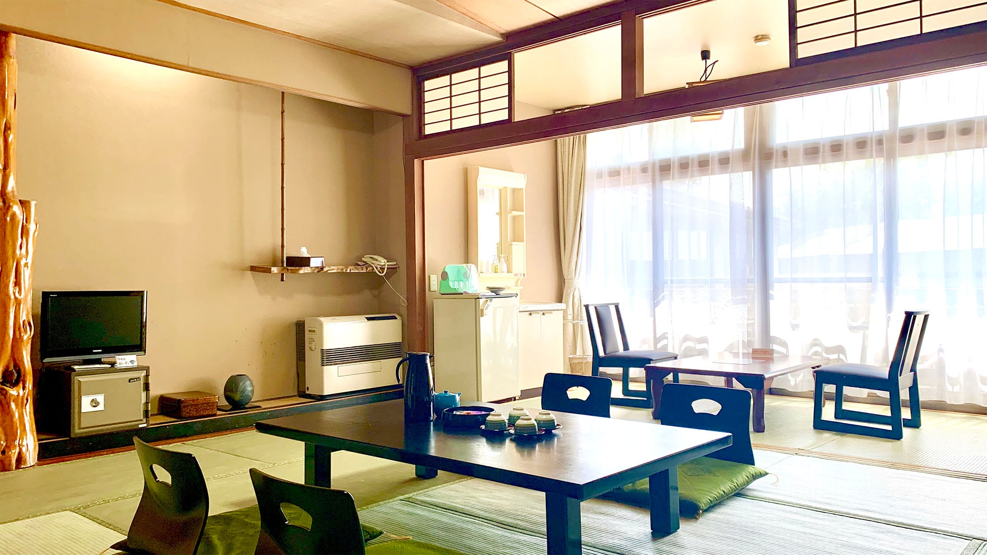 ・ [Room] A spacious Japanese-style room with 14 tatami mats that is perfect for family trips