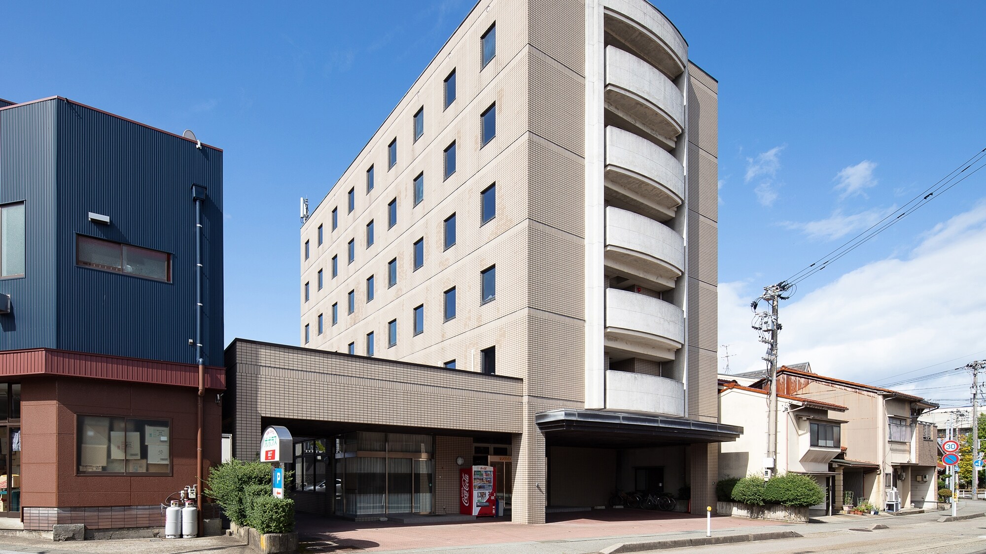 [Exterior] 3 minutes walk from JR Matto Station. Easy-to-access hotel with free parking ♪ For business and sightseeing bases