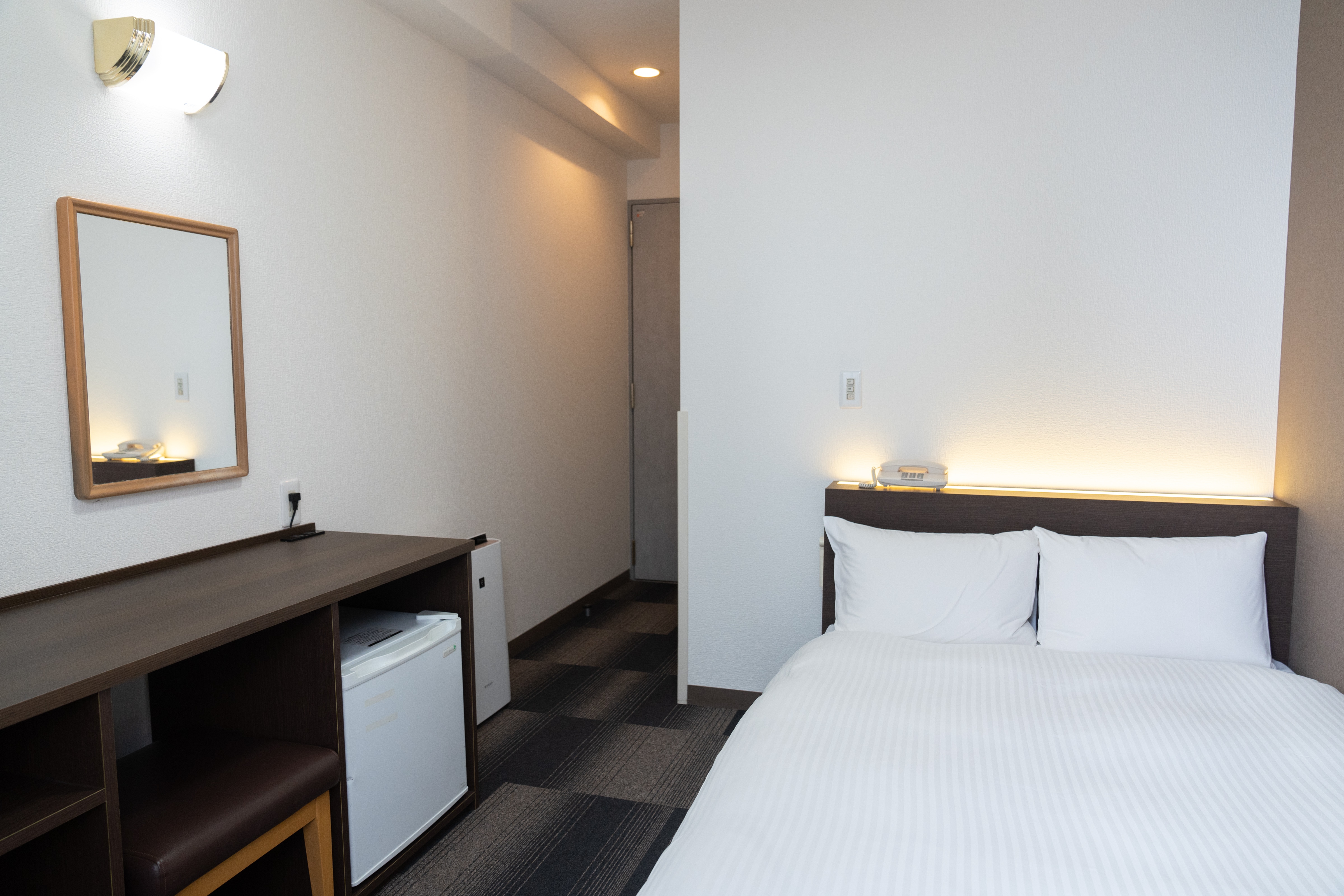 [Semi-double room] A semi-double room with a 120 cm bed.