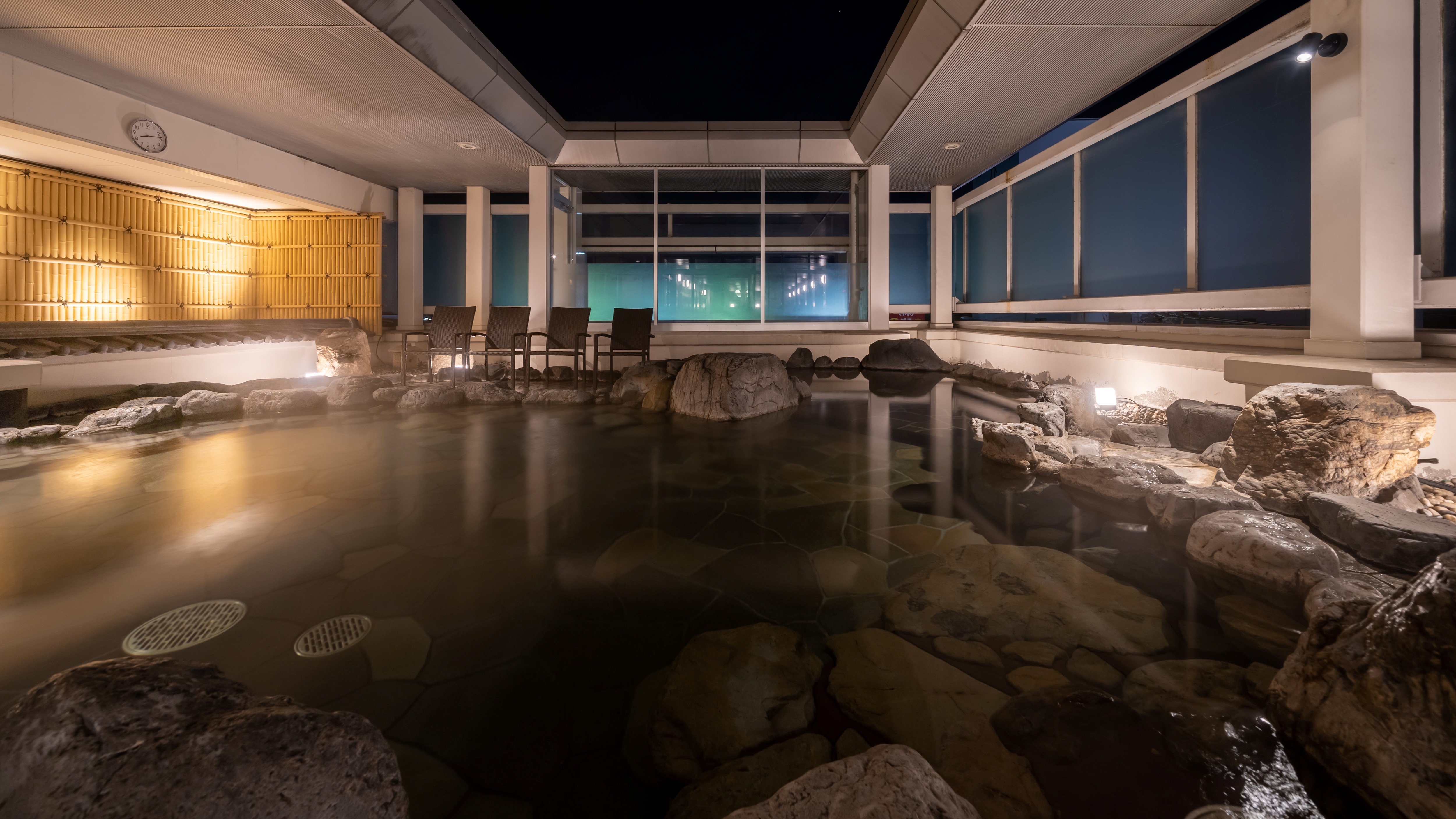 It is an open-air bath for women's baths. Please heal the tiredness of your trip at the natural hot springs pumped from 1500m underground ♪