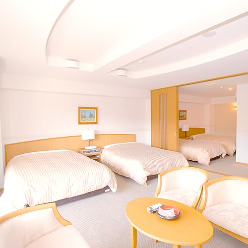 Western-style room (4 beds) Double bed x 3 Single bed x 1 Living room included ♪ Wi-Fi available
