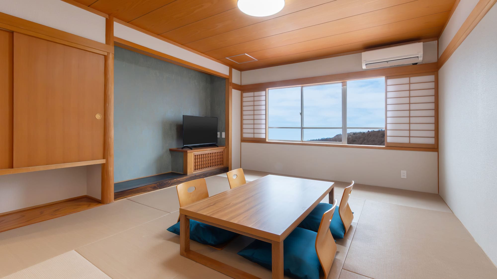 <Renewed in December 2025> Japanese-style room (10 tatami mats + 8 tatami mats) without bath. Comfortably accommodates up to 9 guests.