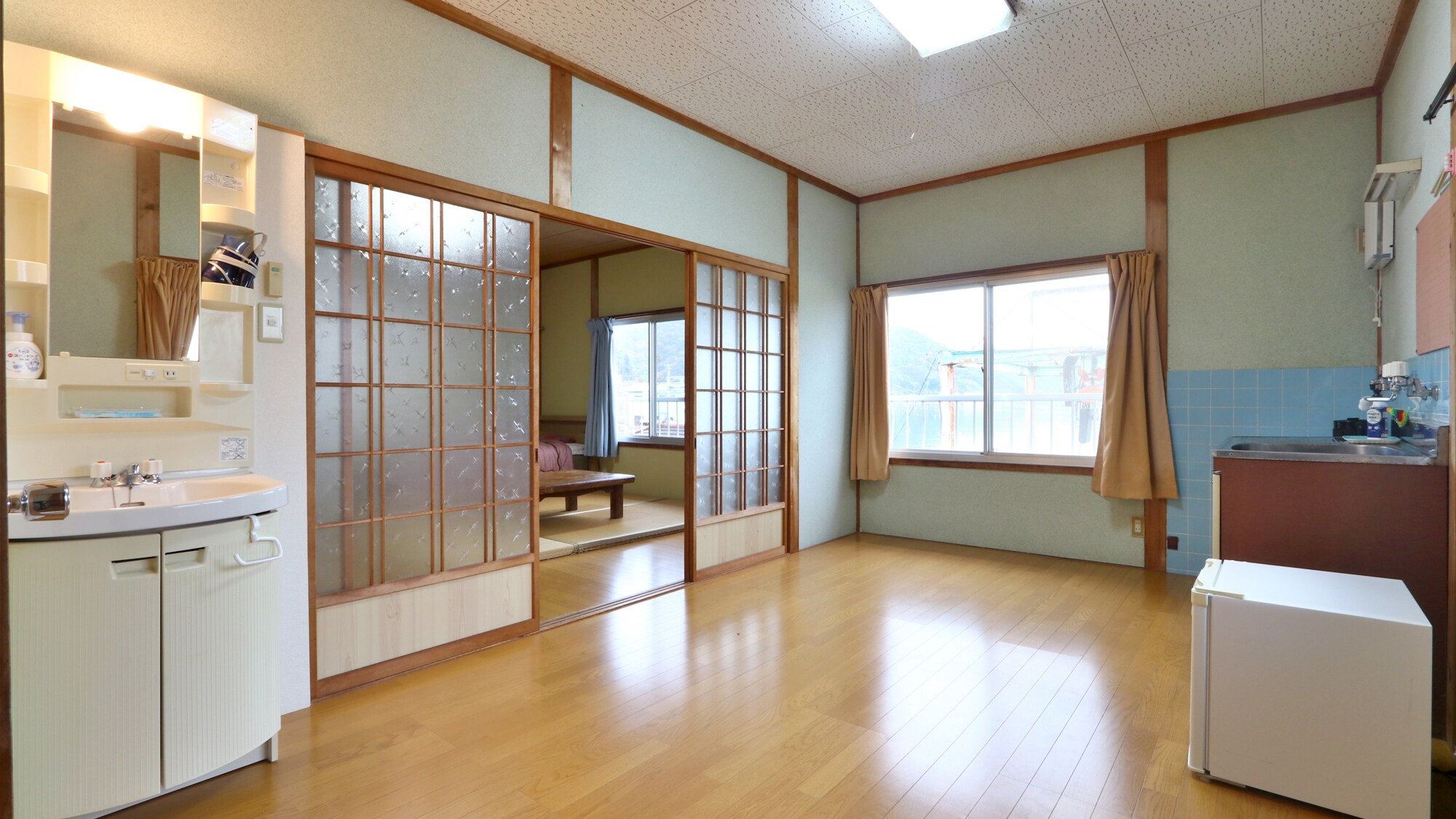 [Guest Room] 2nd floor, ocean view, wooden flooring, with private bathroom and toilet.
