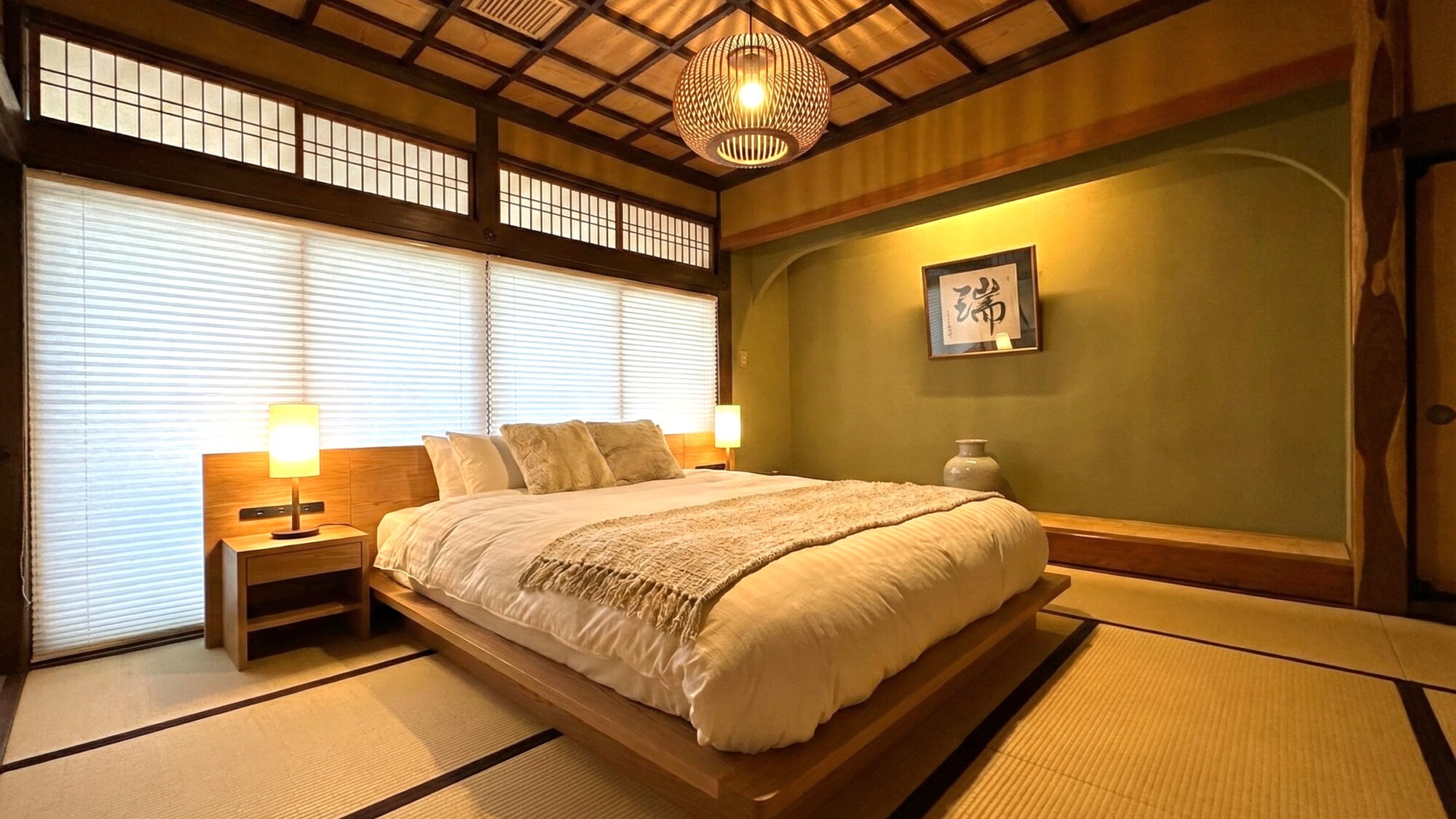 [Renovated Japanese-style room] 12 tatami mats / King bed (Simmons)
