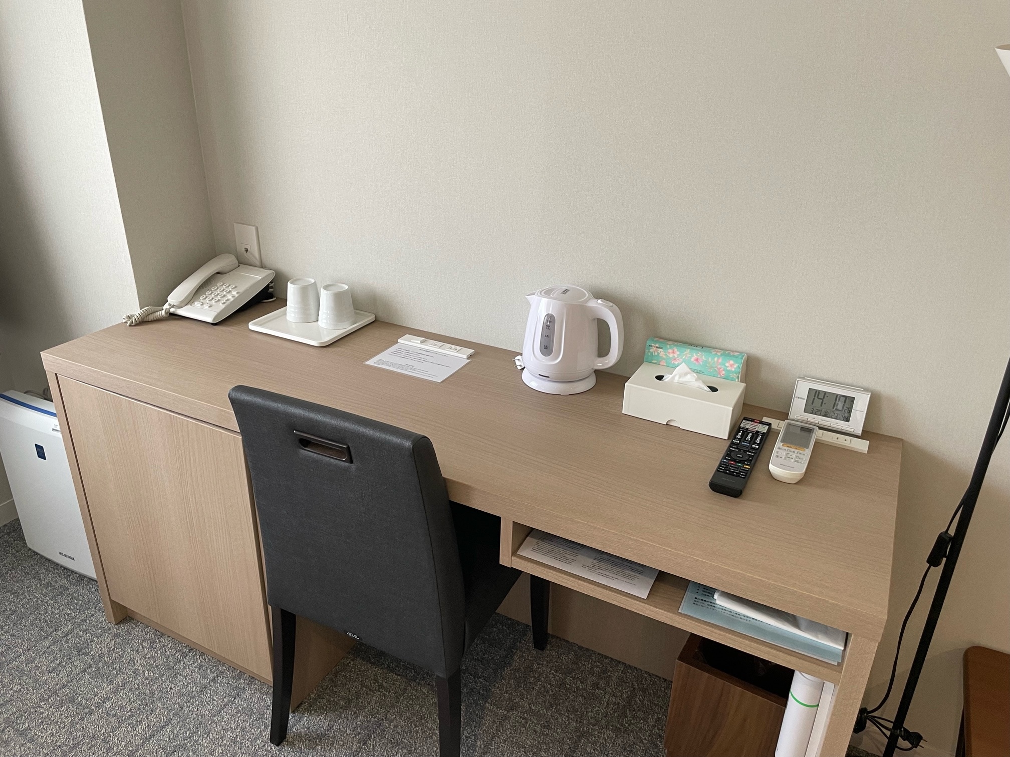 Twin room with desk