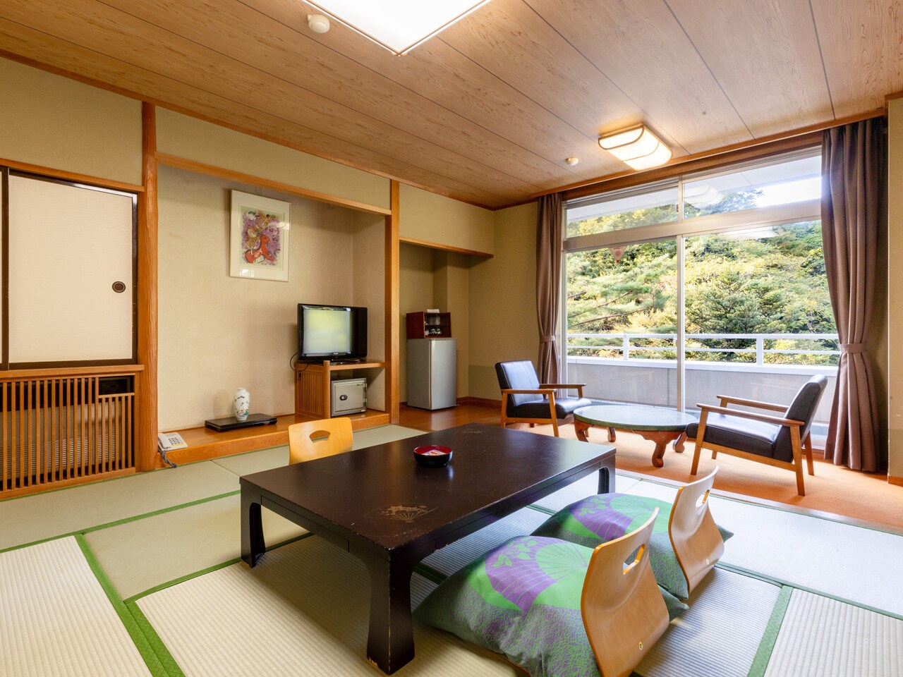 [Standard Japanese-style room] A standard 10-tatami standard Japanese-style room with bathroom and toilet.