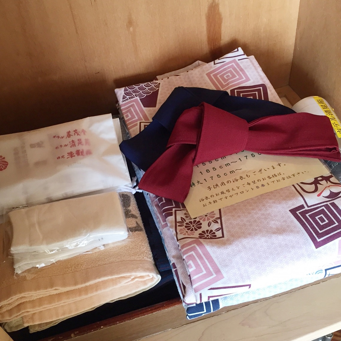 [Yukata, bath towel, face towel, toothbrush, comb, etc.]