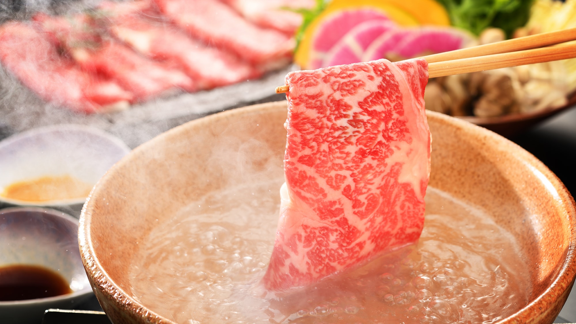 Gambar shabu-shabu daging sapi spesial Daging sapi merek dipilih dengan cermat oleh koki. Segera rendam diri Anda dalam kaldu sup dan nikmati rasa asli dagingnya