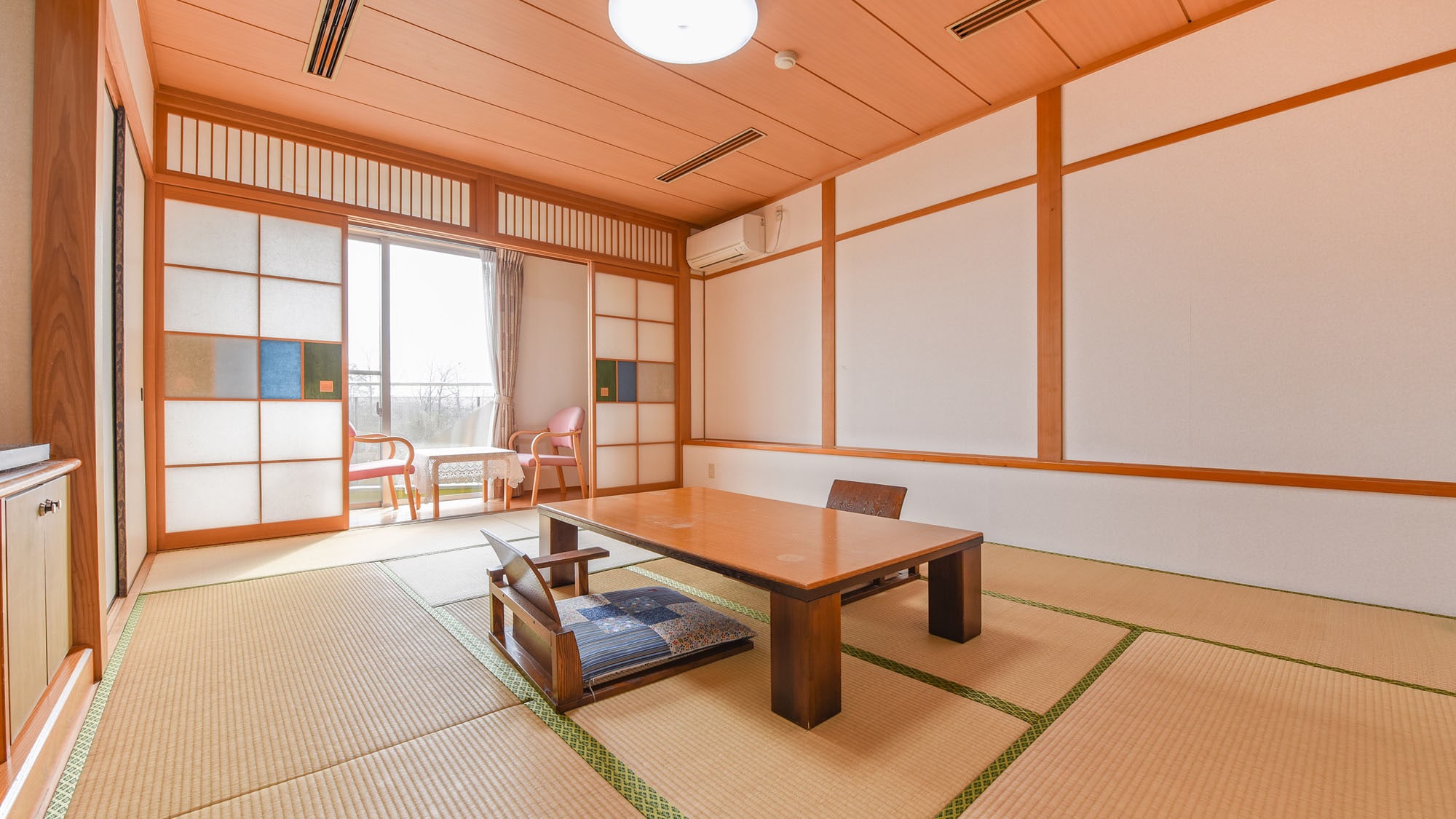 * [Example of Japanese-style room with 10 tatami mats] A Japanese-style room with a calm atmosphere.