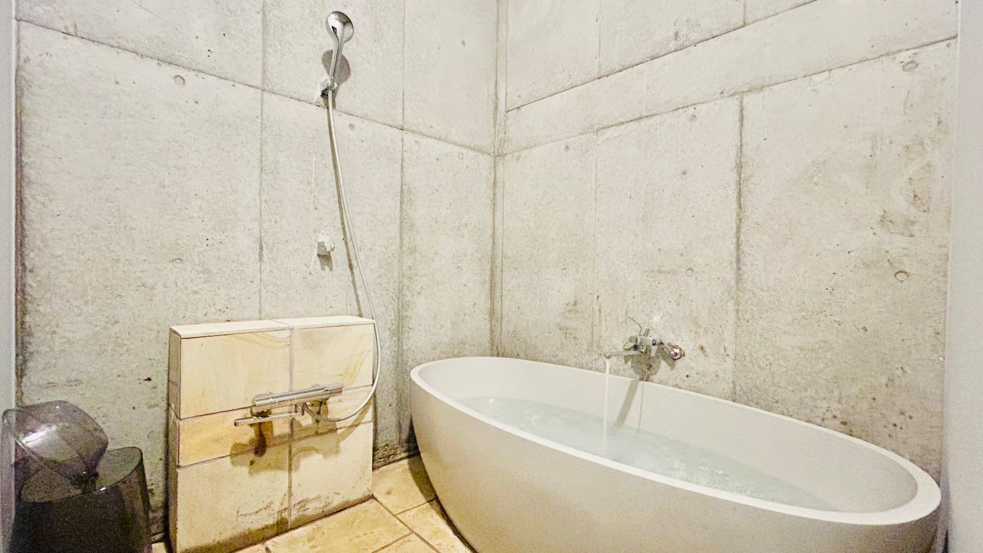 [All rooms] The indoor baths also use hot spring water.