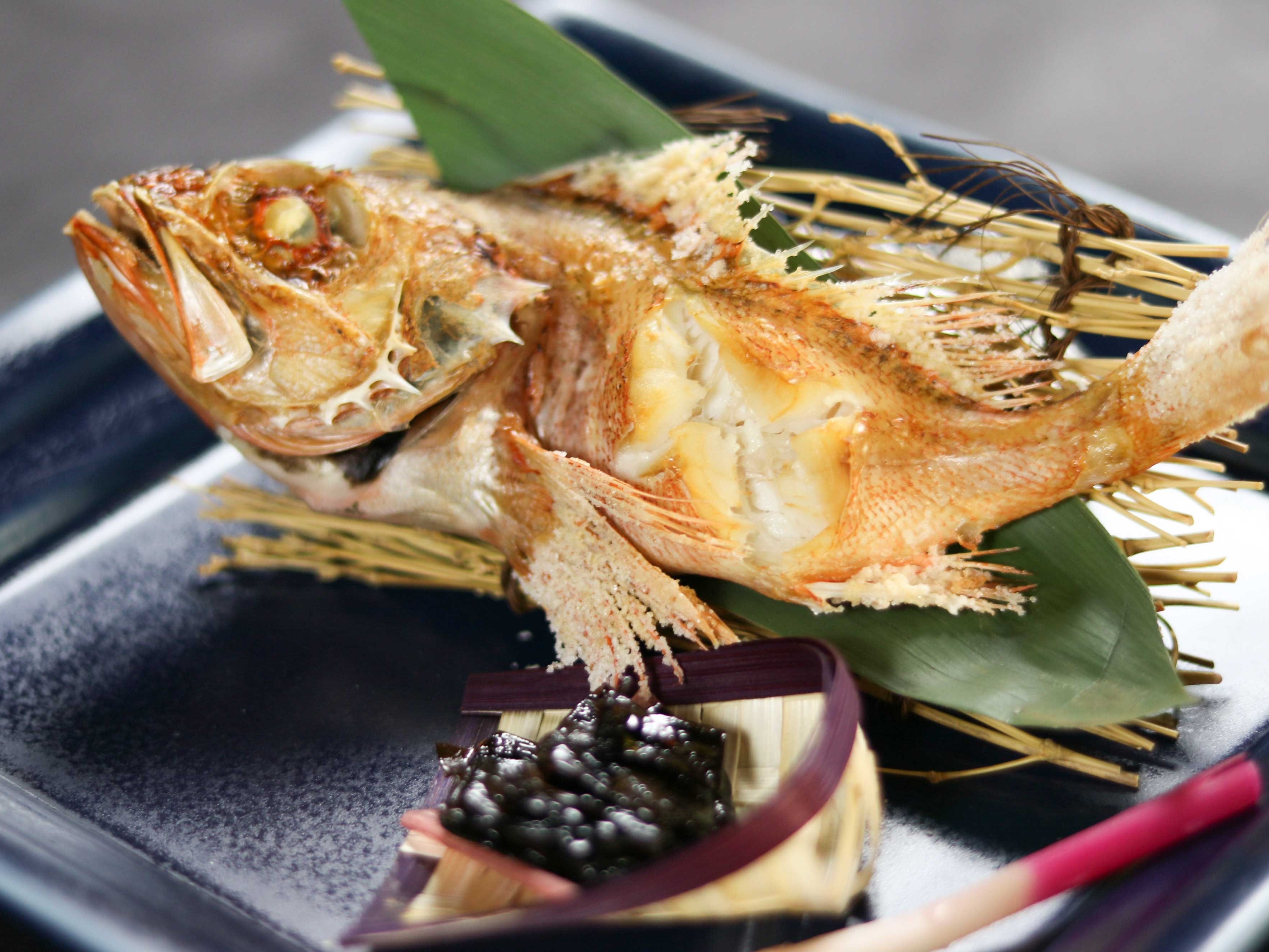 Ikan bass laut merah panggang utuh