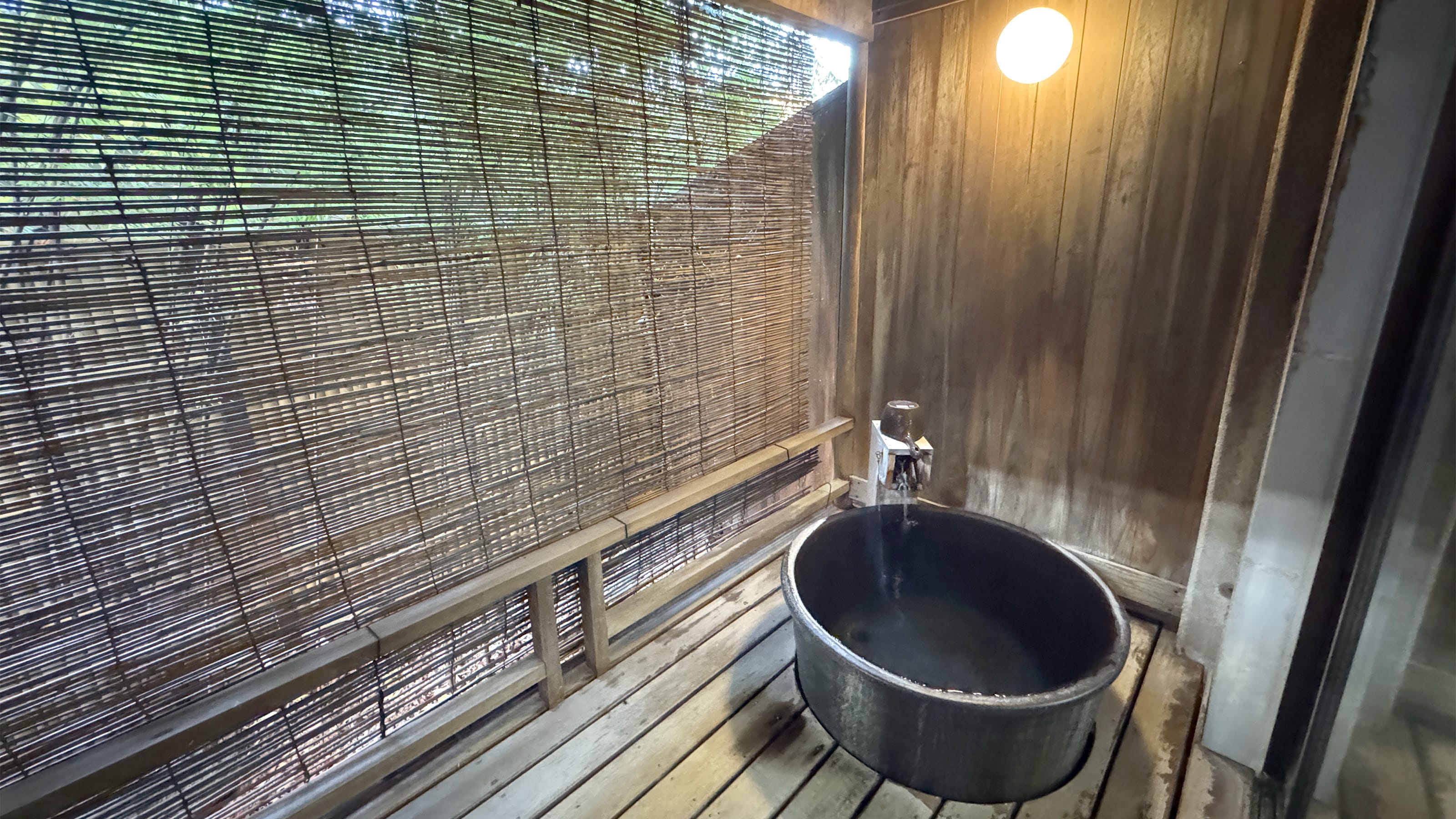 East Wing: Example of a guest room with an open-air bath