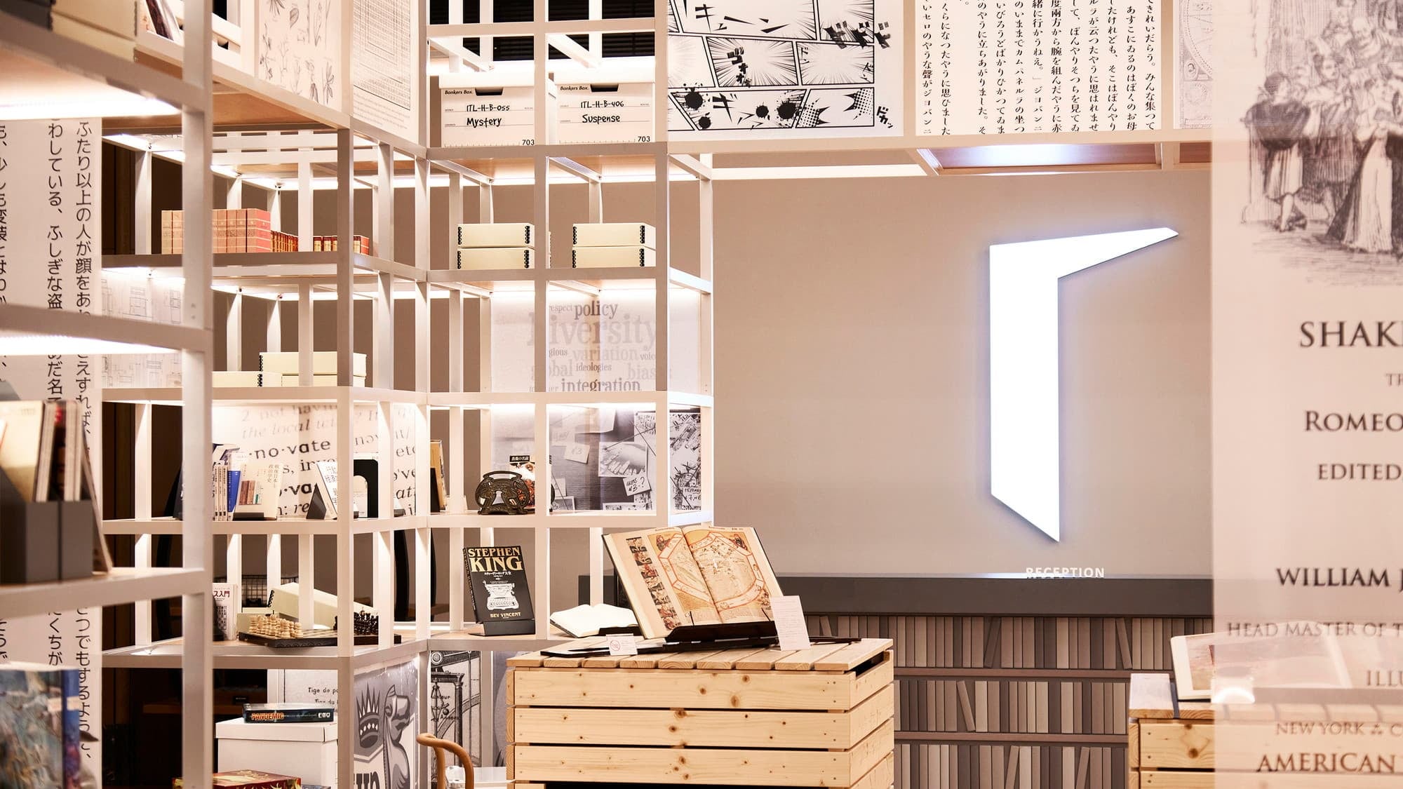 THƯ VIỆN | cánh cổng | Một không gian với hơn 5.000 cuốn sách đang chờ đón bạn.