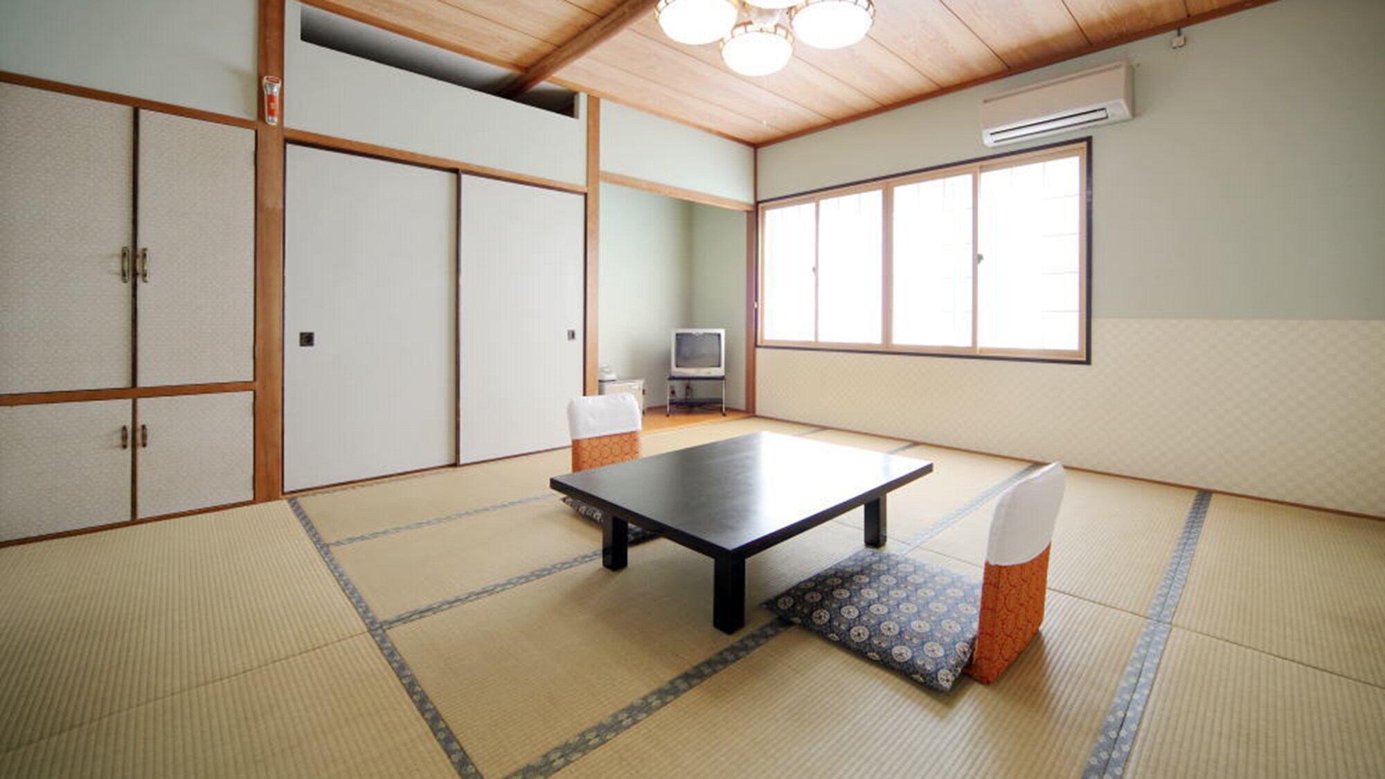 1st floor Japanese-style room with 12 tatami mat toilet (example)