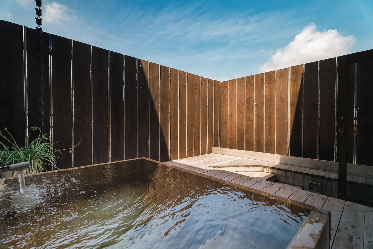 Suzuki Room: Open-air bath in guest room