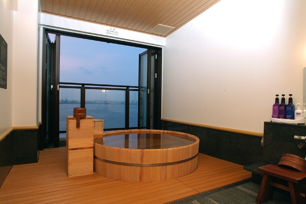 Hinoki bath in the special room [Open the large window to access the open-air bath with ocean view]