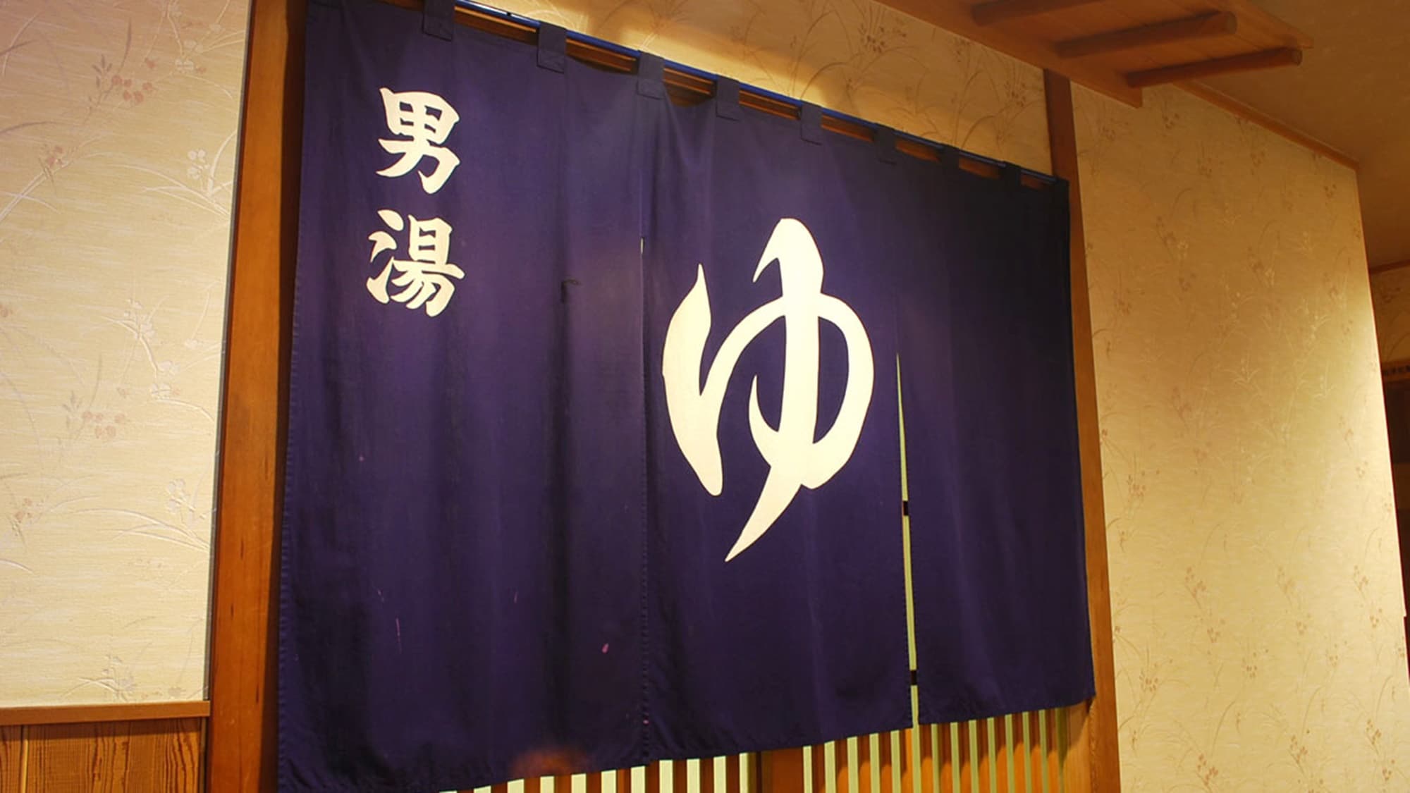 男廁★換衣服時請小心。