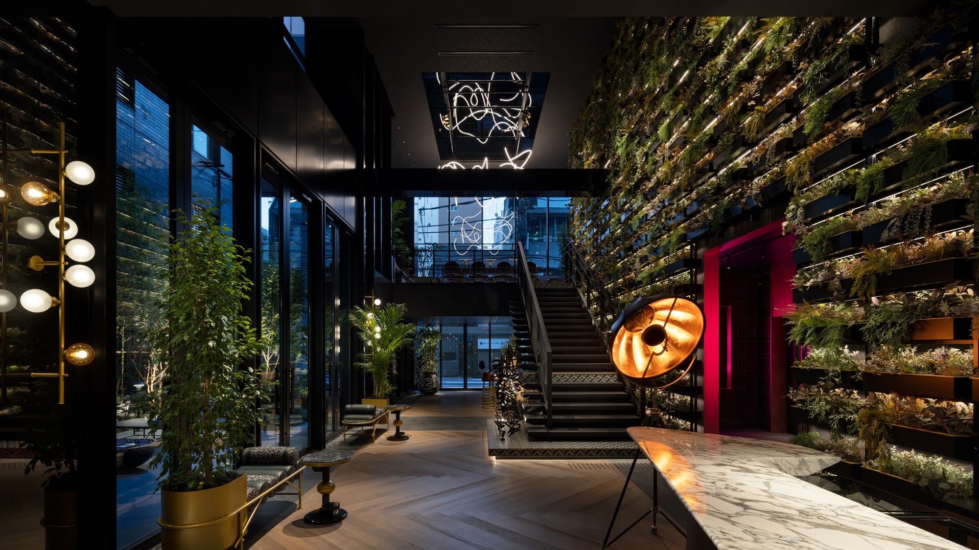 ◆1階ロビー｜吹き抜け空間までダイナミックに展開される、グリーンポッドウォール