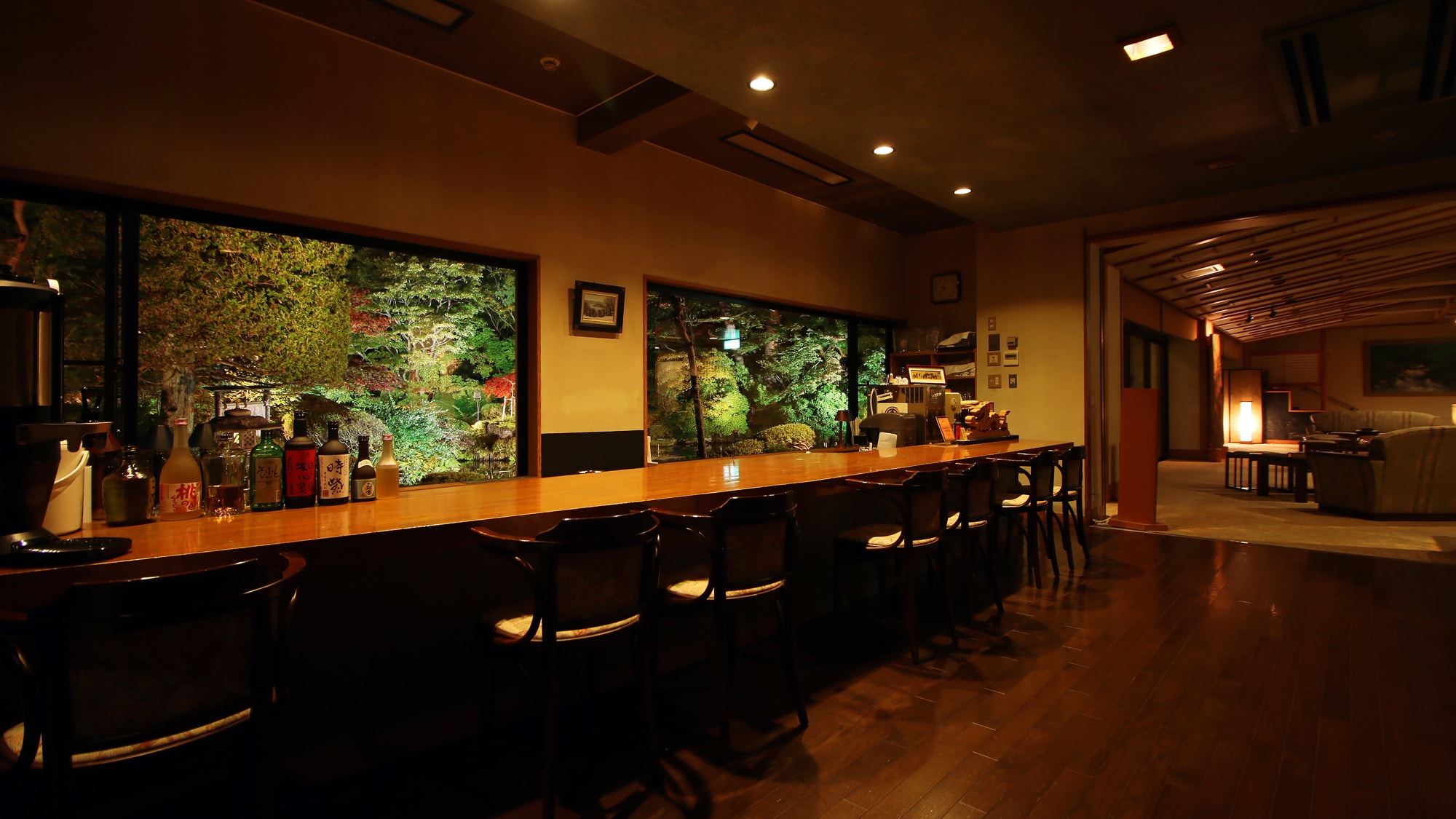 ■ [Inside the hotel] Bar lounge. Enjoy a quiet moment while looking out at the garden.