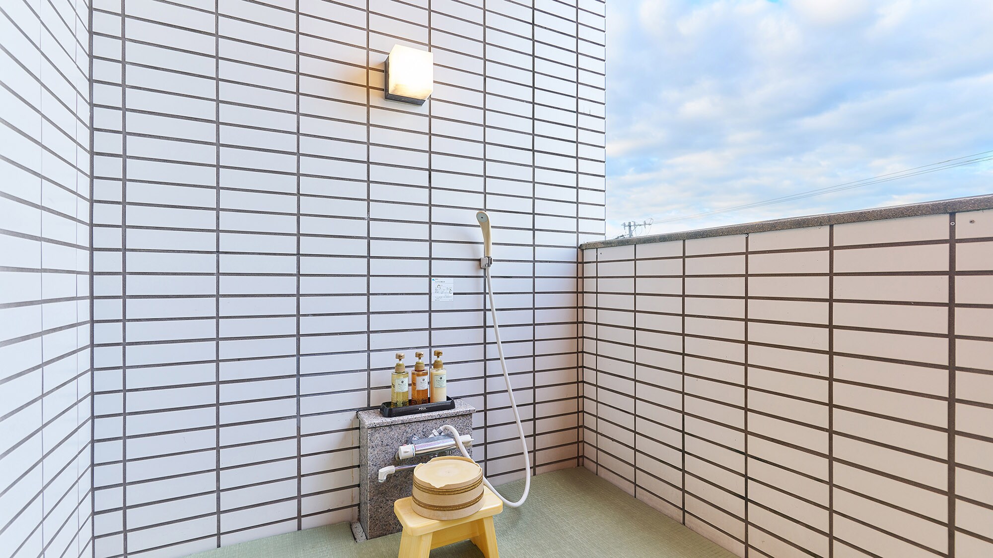 ・[Guest Room/Nagisa Sand] You can enjoy a bath while feeling the pleasant fresh air. Why not wash away your fatigue with a warm shower?