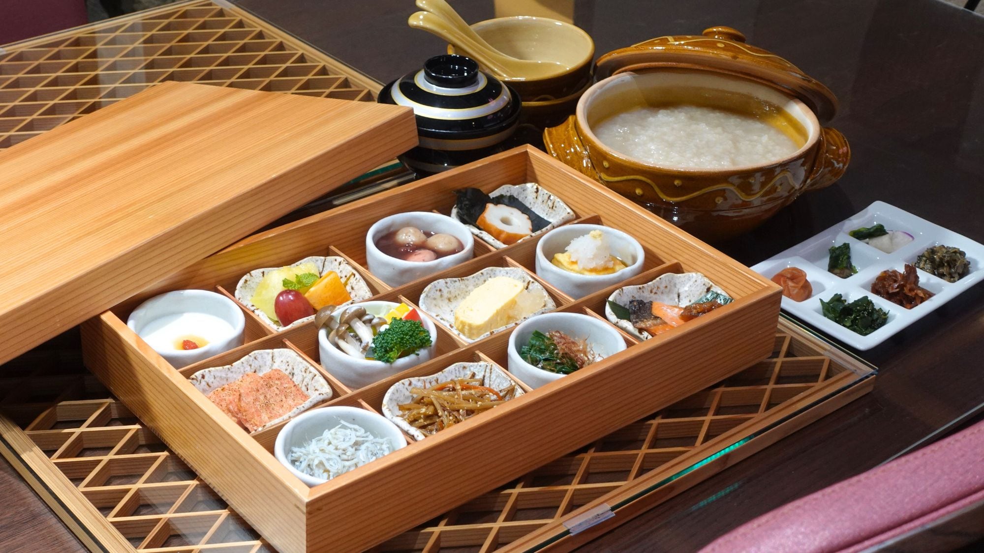 [Premium guest room breakfast] Enjoy our chef's specially prepared mild-tasting clam porridge served in an elegant earthenware pot and rice bowls from Yumachigama.