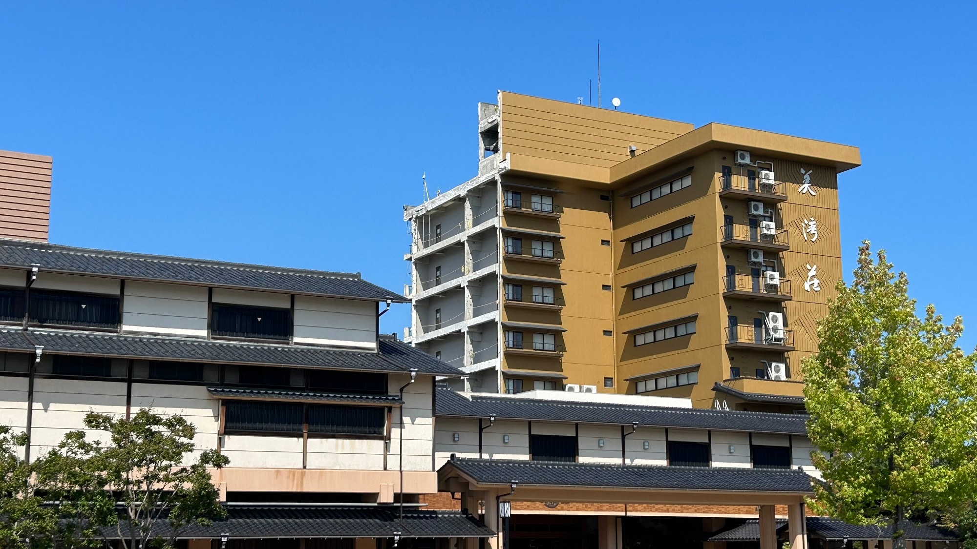 Bên ngoài (đang trong quá trình phá dỡ và xây dựng)