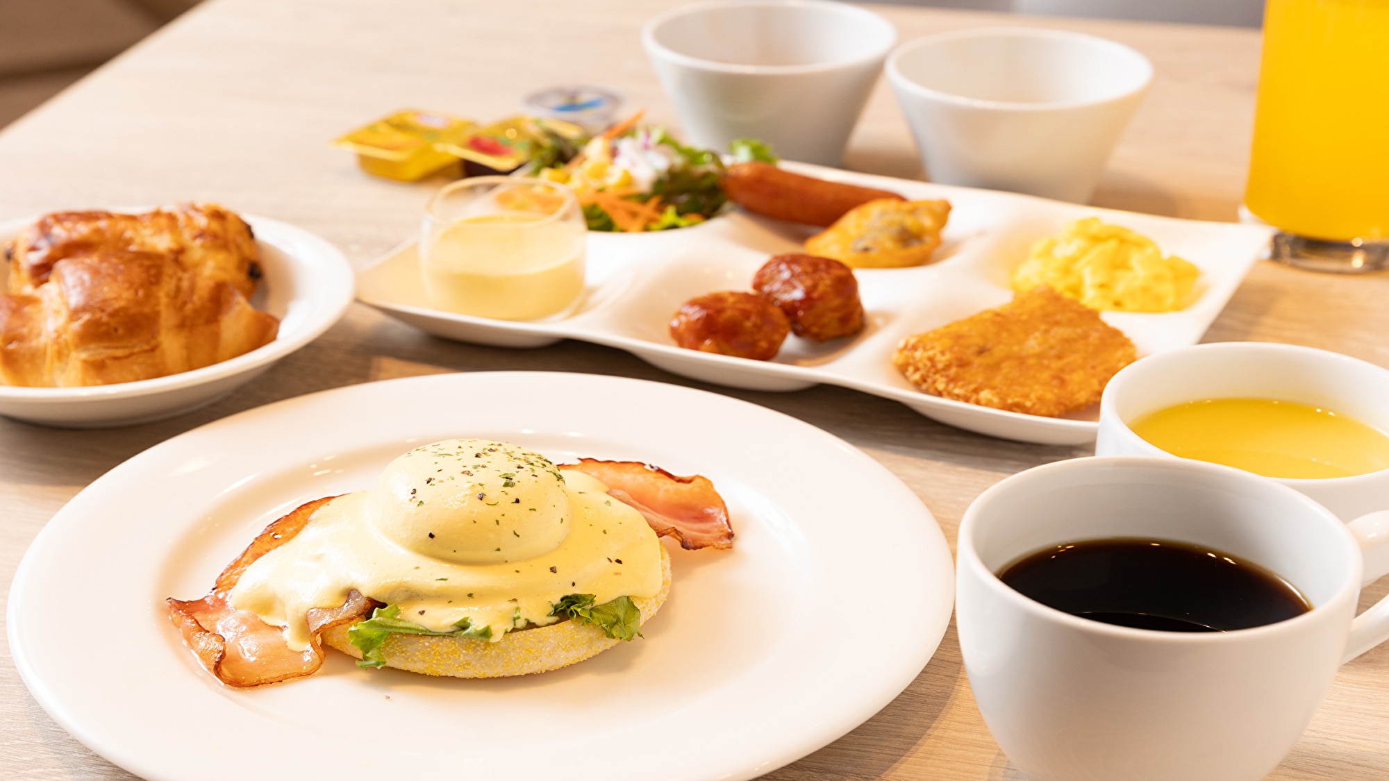 Image of a Western-style breakfast buffet (16:9)