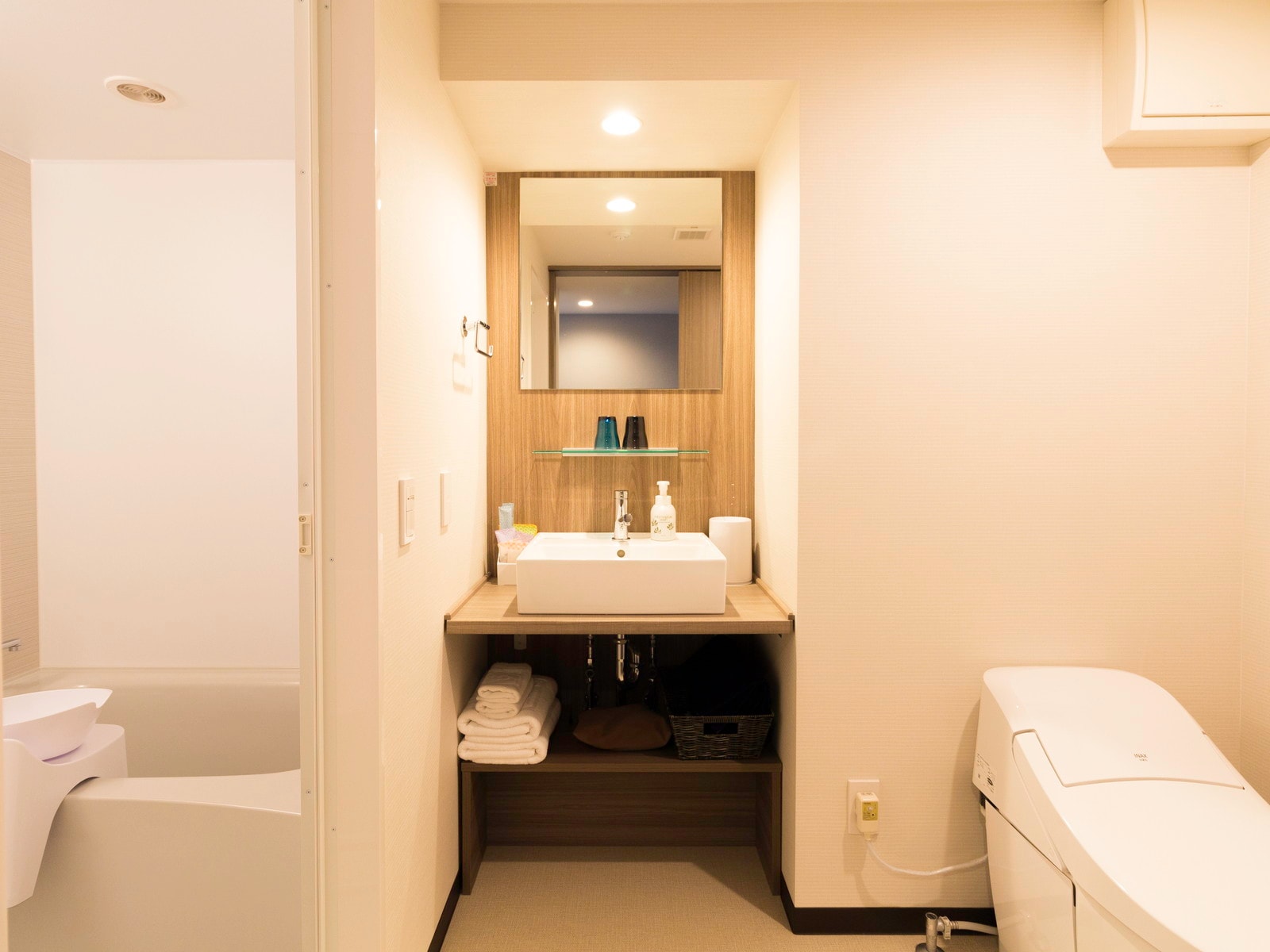 Bathtub & toilet terintegrasi (kamar mandi dan toilet berasal dari satu pintu masuk * Pengaturan mungkin sedikit berbeda tergantung pada ruangan
