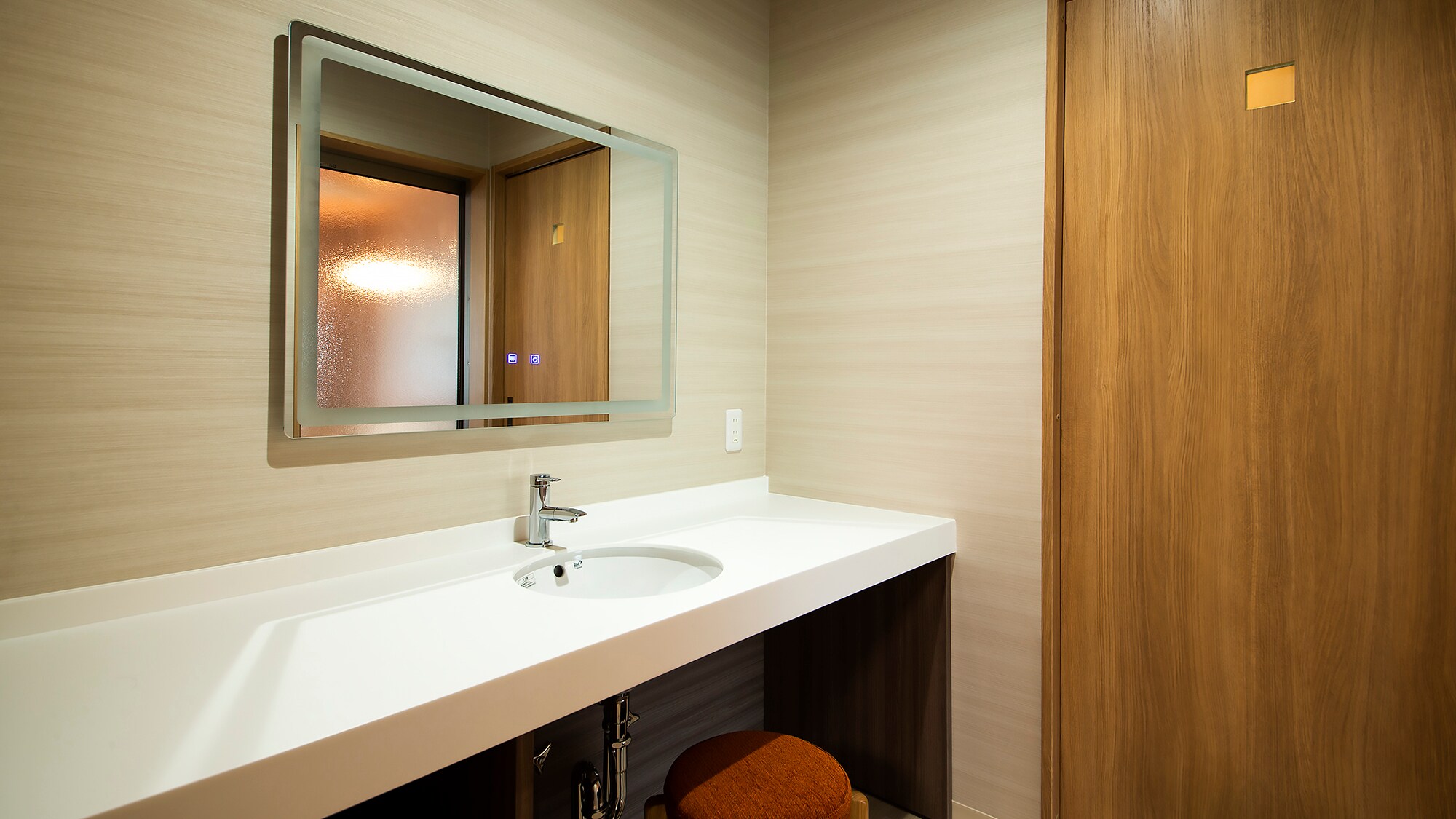 [Deluxe Japanese-Western room with semi-open-air bath] Wash basin] Equipped with a mirror light that is convenient for applying makeup