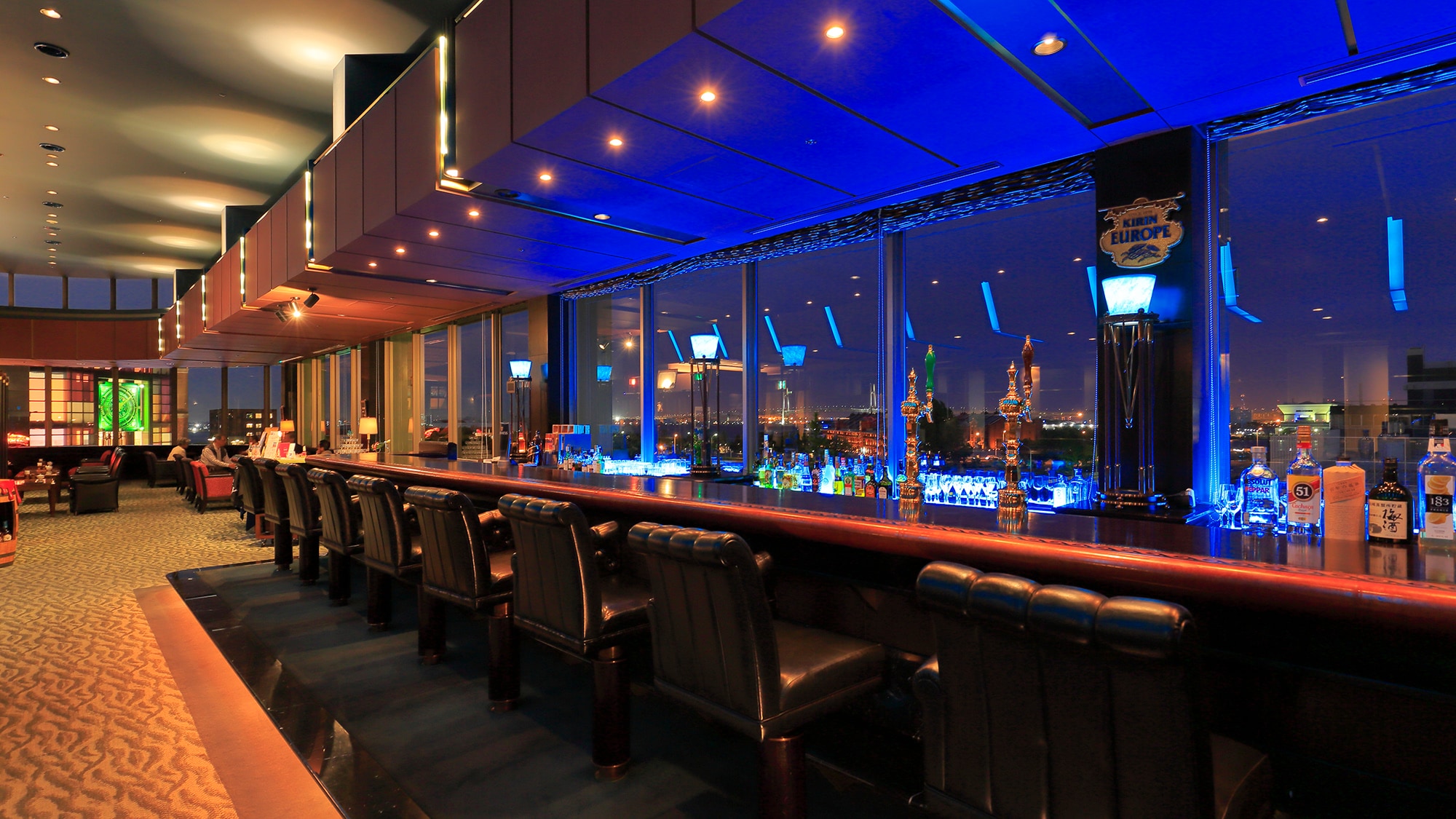 [3F: Bar/Lounge Seamen's Club] จากหน้าต่างแบบพาโนรามา คุณสามารถมองเห็นท่าเรือโยโกฮาม่าซึ่งบางครั้งมีเรือสำราญหรูหราจอดทอดสมออยู่