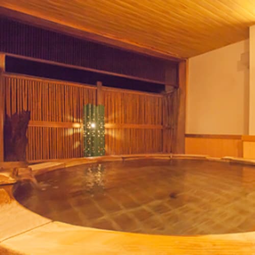 Hinoki open-air bath