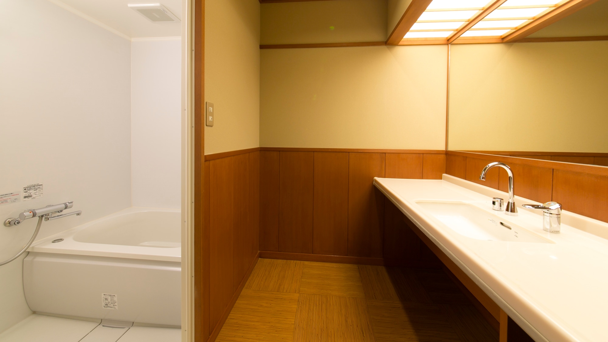 Concept room / 10 tatami + bed 60 square meters / Free refrigerator