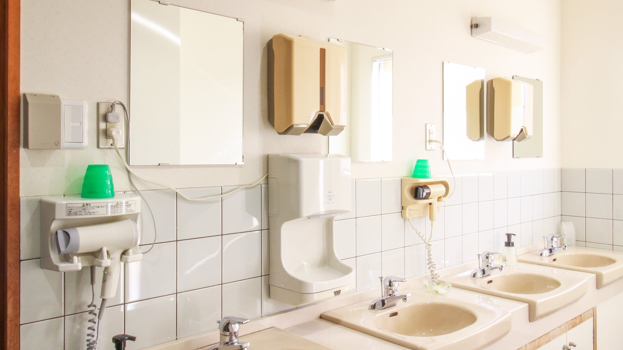 *[Example in the building] Shared washbasin