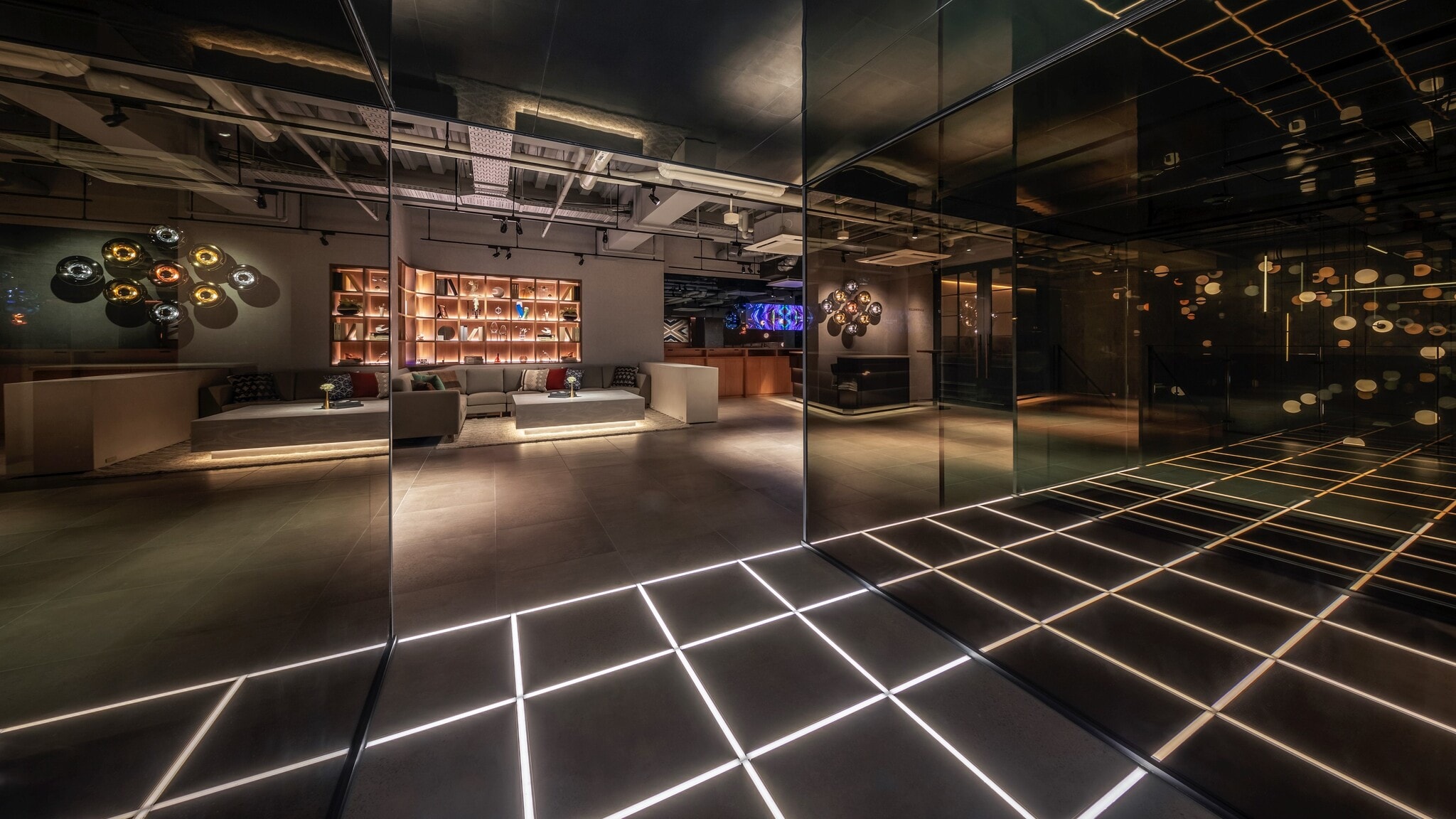 ■ 2nd floor lobby with a light passage and a colonnade surrounded by glass