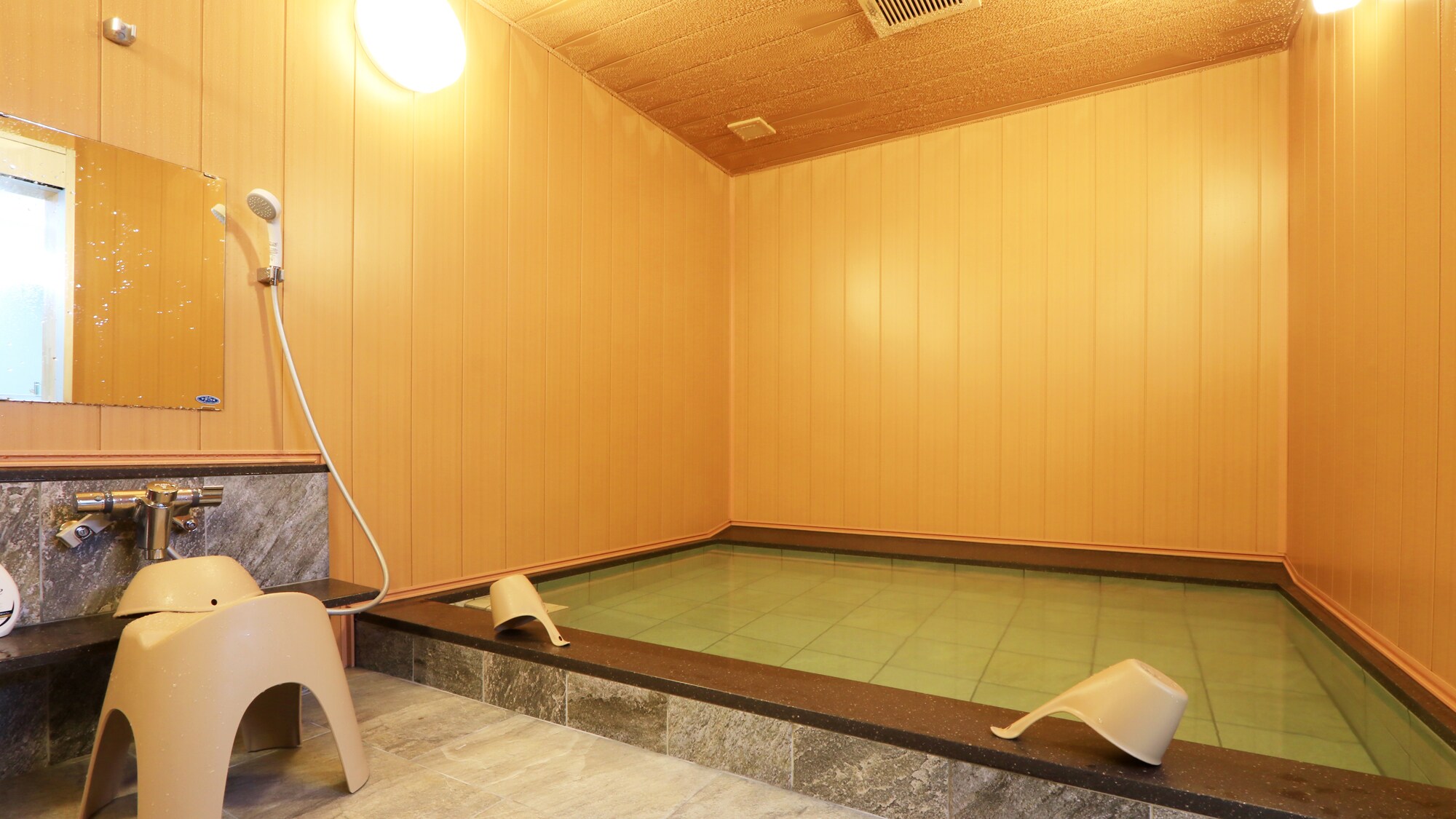 Relieve the fatigue of your trip in a famous hot spring that is said to be effective against all kinds of illnesses.