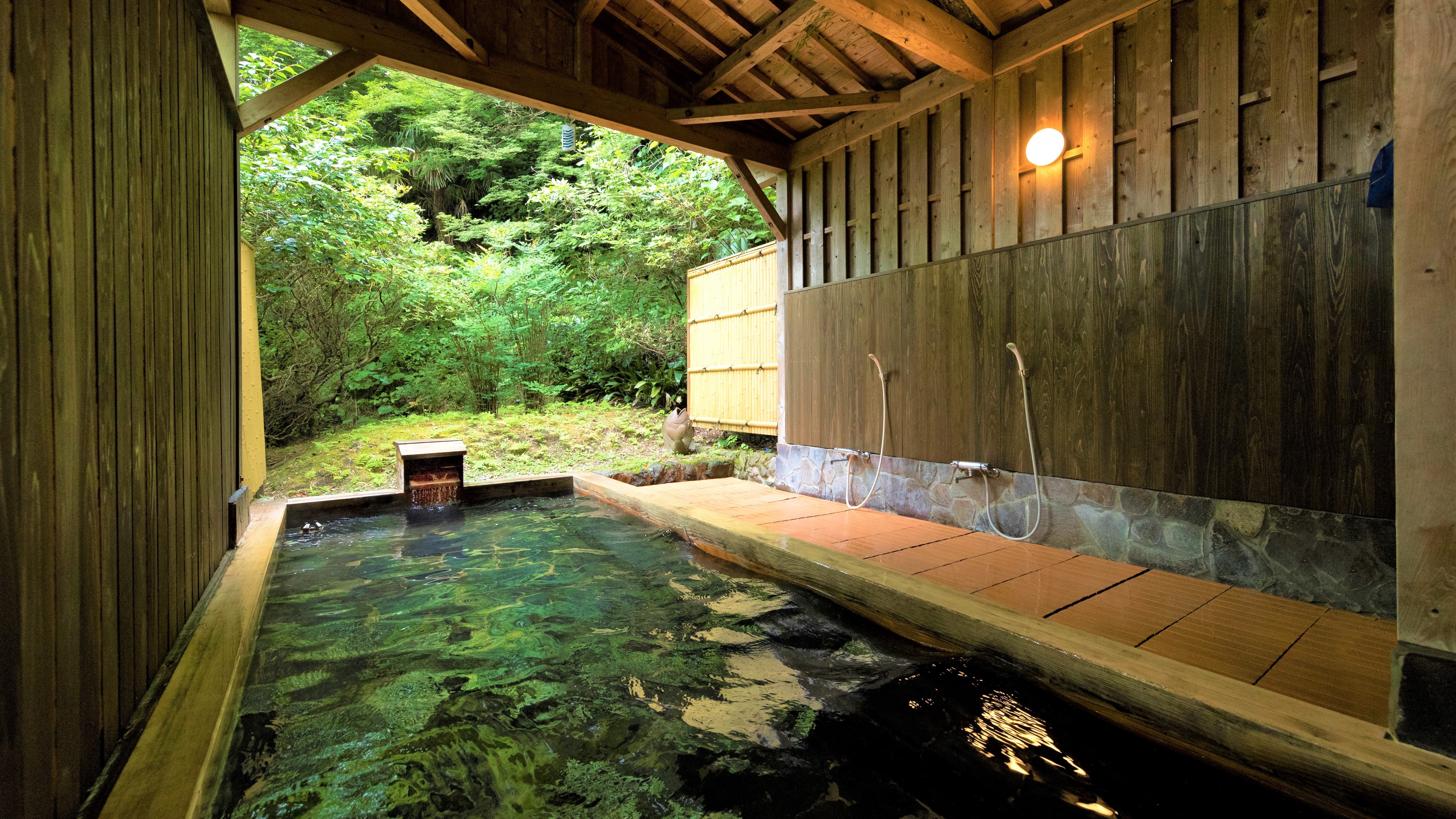 [Forest cypress bath (women's bath)] Enjoy the 100% free-flowing hot springs to your heart's content.