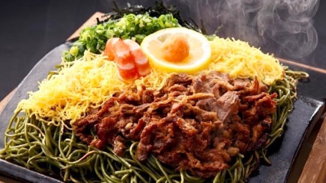 Yamaguchi Prefecture's specialty "Kawara Soba." The crispy noodles cooked on a tile are addictive.