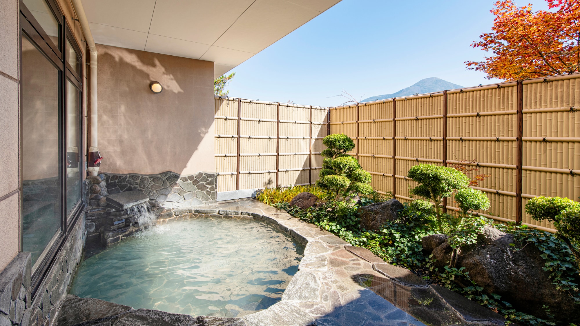 *Open-air bath/From the men's open-air bath you can see Mt. Tateshina