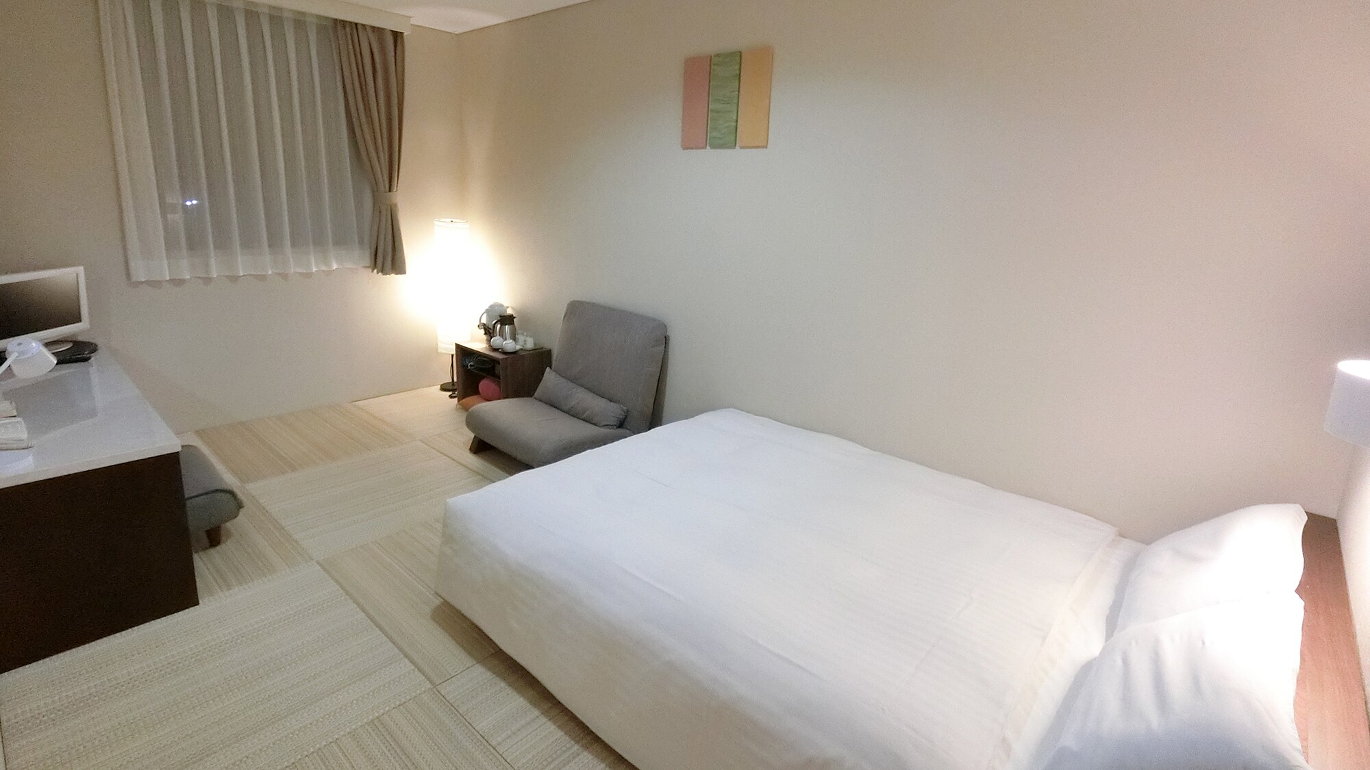 [Japanese-style double] Non-smoking only Double room with tatami mats around the low-type bed Simmons mattress