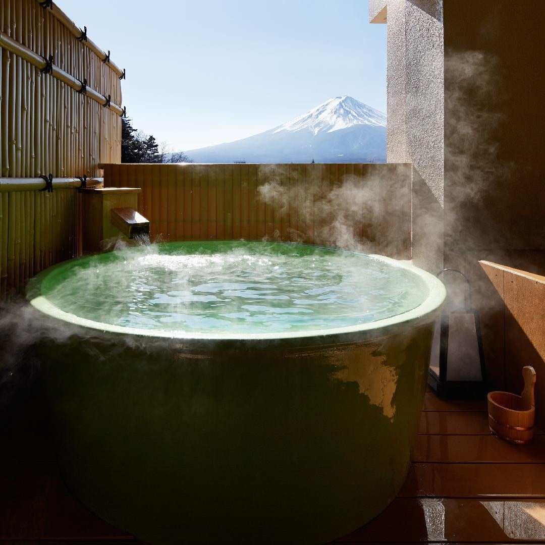 [Hot spring ◆ Guest room with open-air bath] Japanese and Western room with a view of Mt. Fuji (102 square meters)