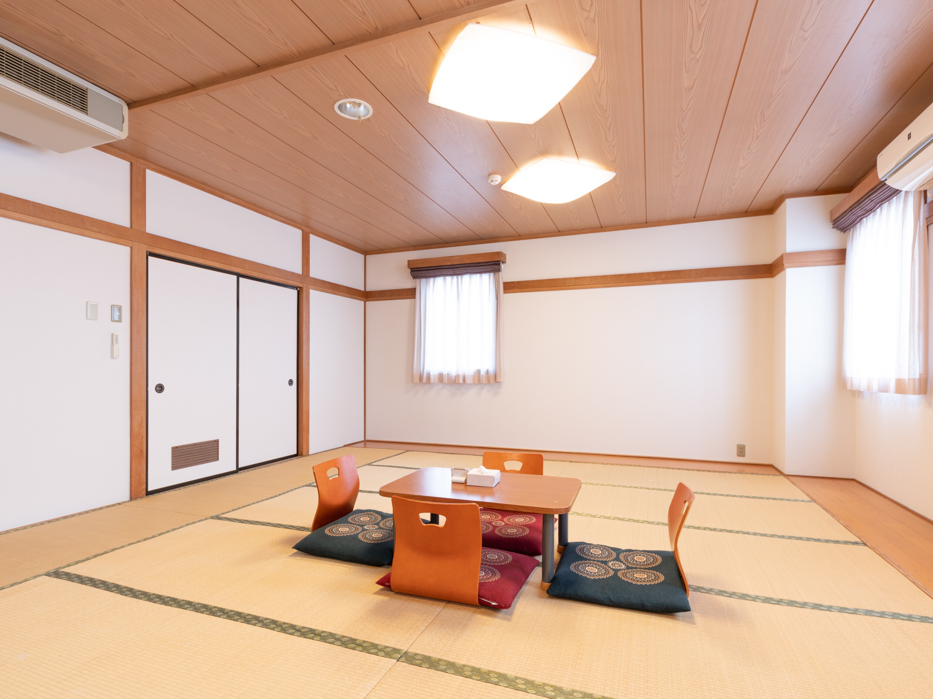 Large Japanese-style room