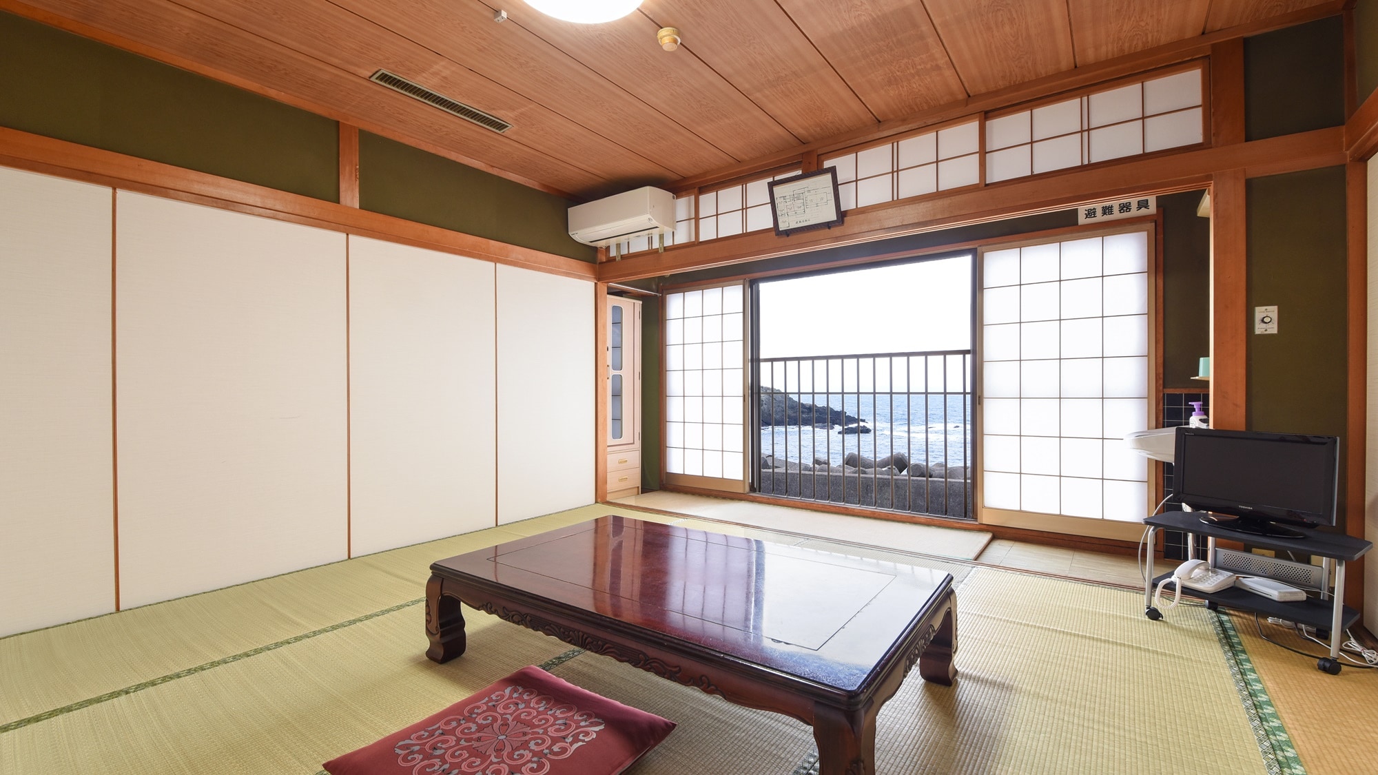 *[Room] Example of a Japanese-style room with 8 tatami mats